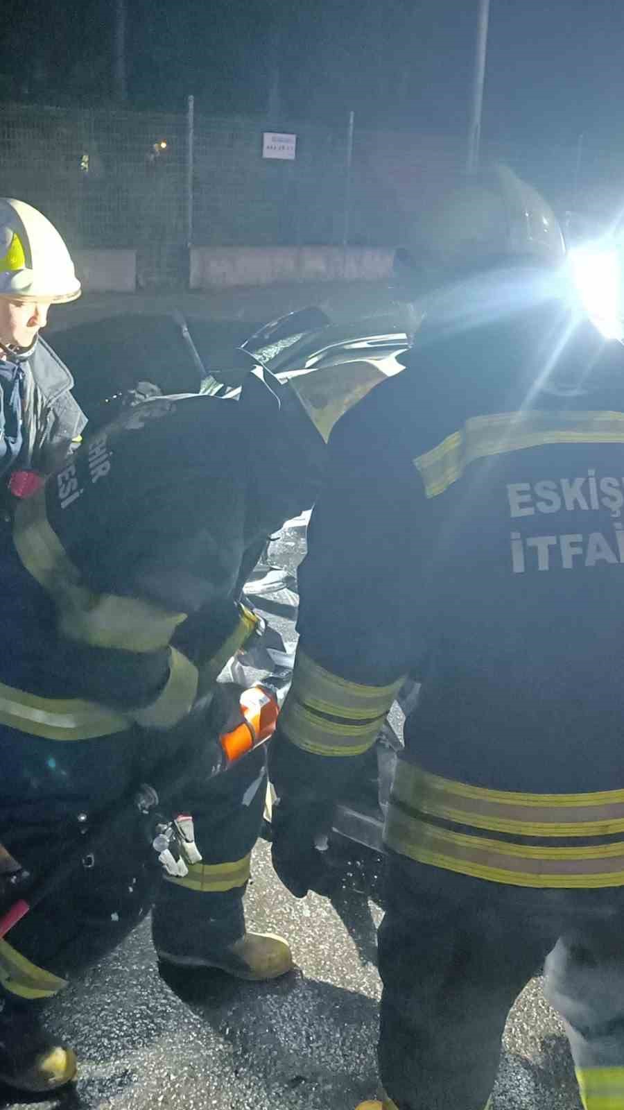 Ref&uuml;je &ccedil;arptıktan sonra hurdaya d&ouml;nen ara&ccedil;ta sıkışan s&uuml;r&uuml;c&uuml;y&uuml; itfaiye kurtardı
