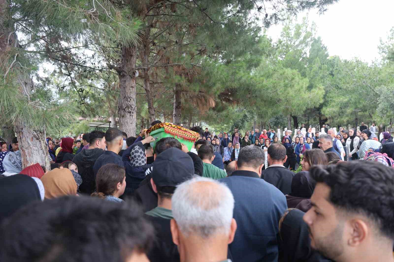 Selde evladını kaybeden annenin "Yavrum polis olacaktın, nereye gidiyorsun sınavın geliyordu" sözleri yürekleri dağladı