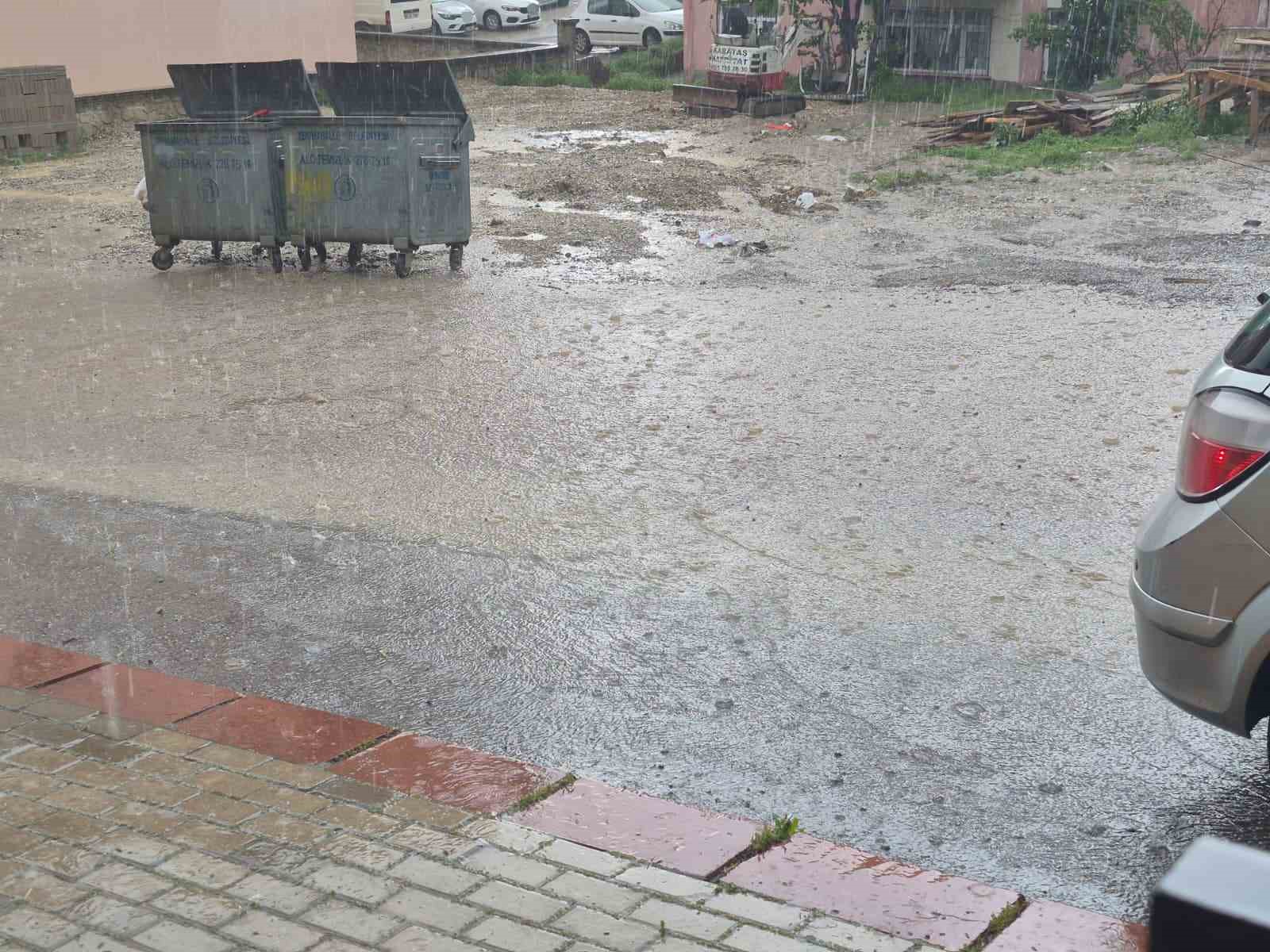 Başkentte sağanak etkili oldu, yollar göle döndü