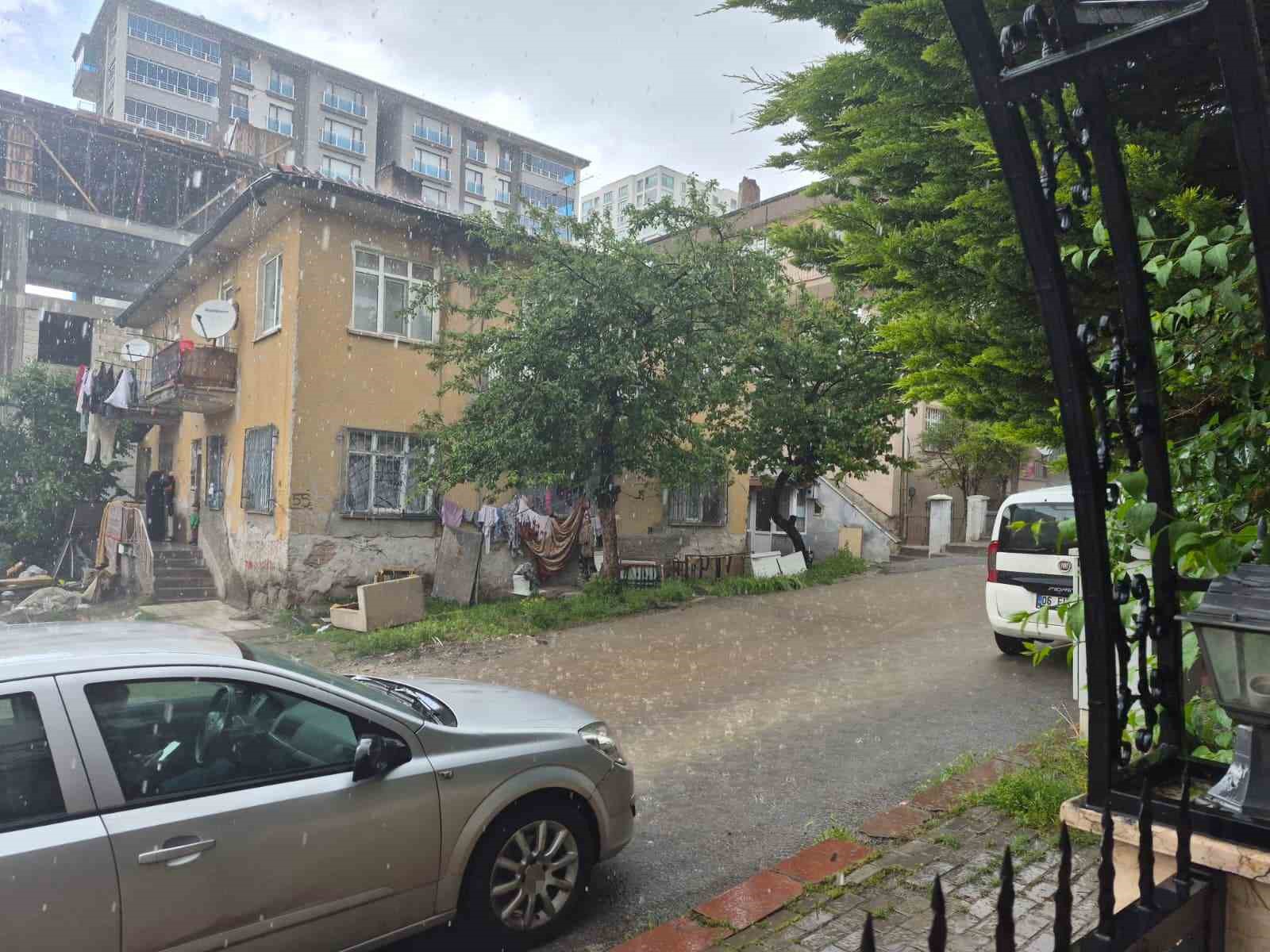 Başkentte sağanak etkili oldu, yollar g&ouml;le d&ouml;nd&uuml;
