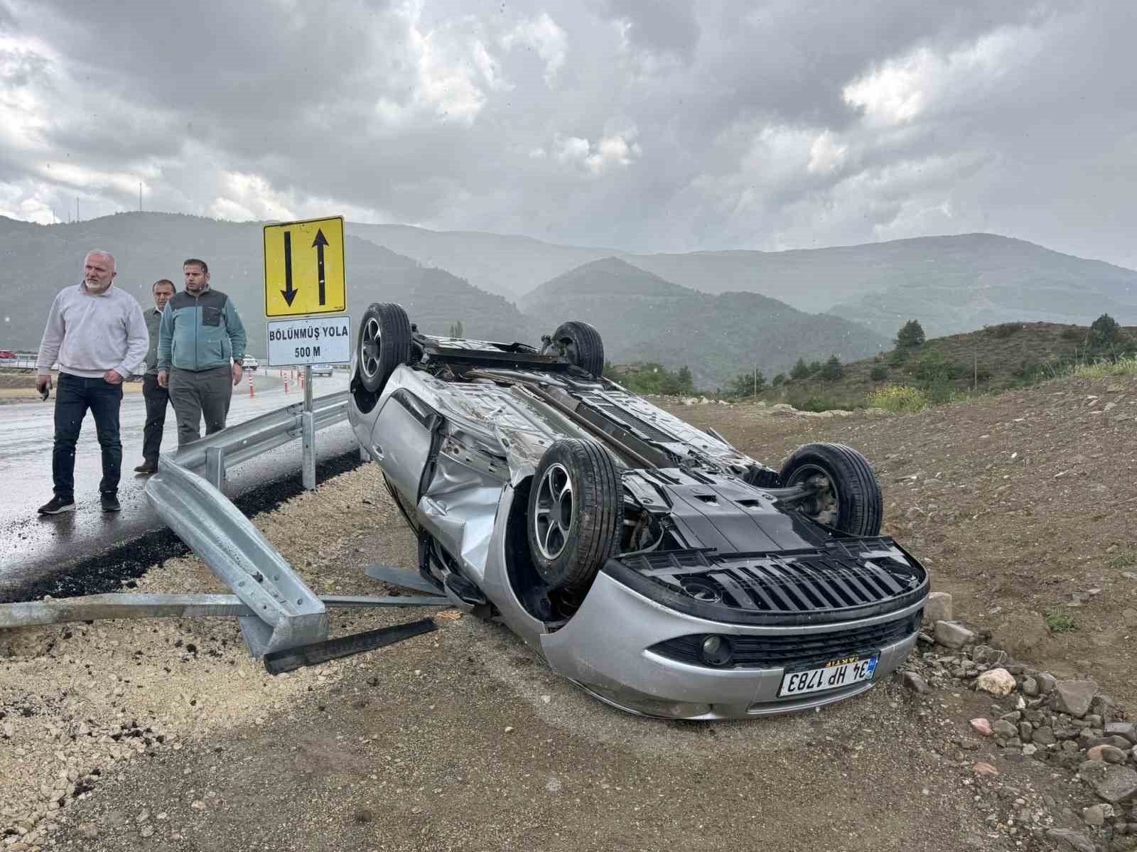 Kastamonu’da su birikintisine kapılan otomobil takla attı