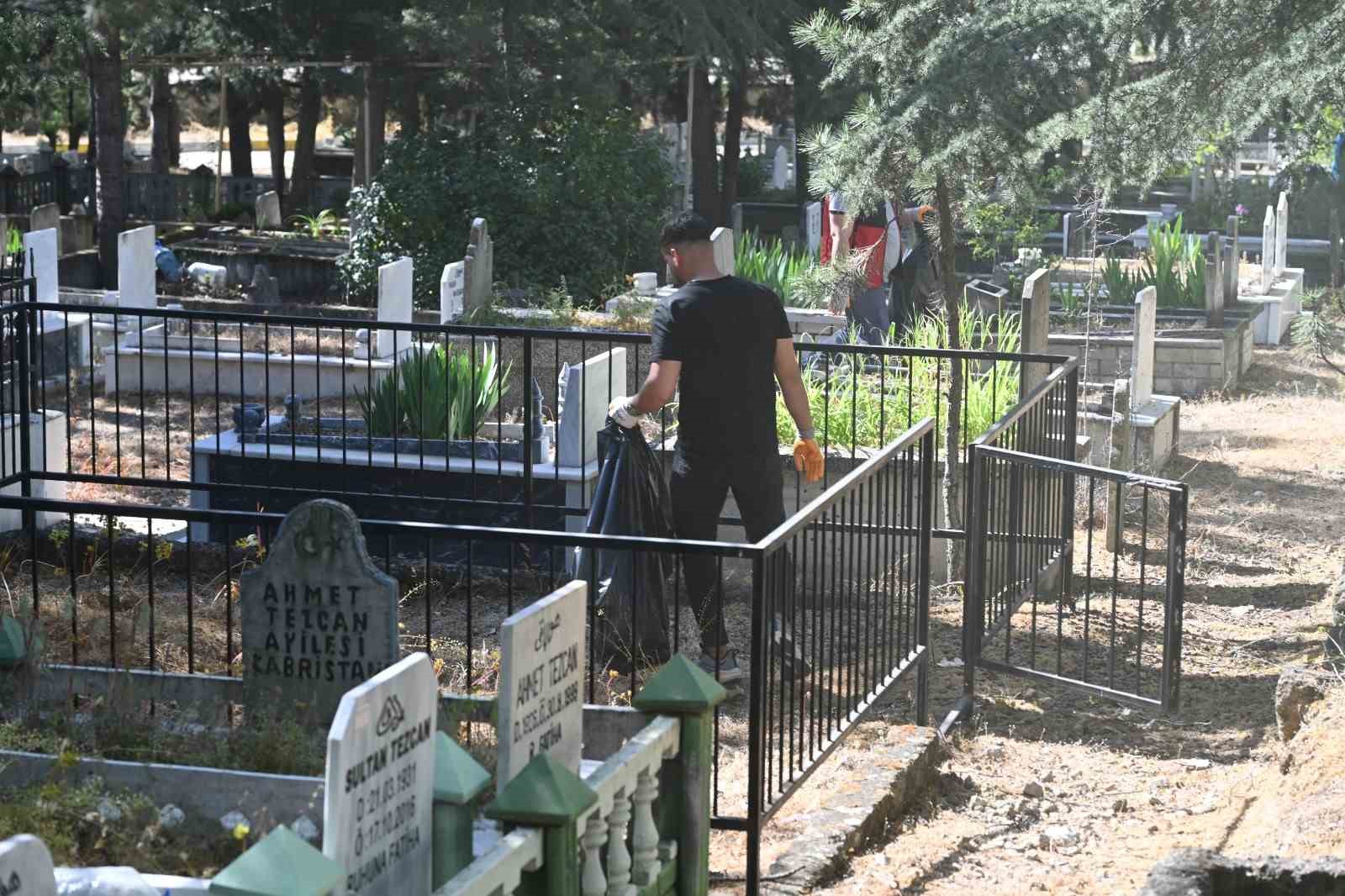 Mezarlıklar bayram ziyaretine hazır hale getirildi
