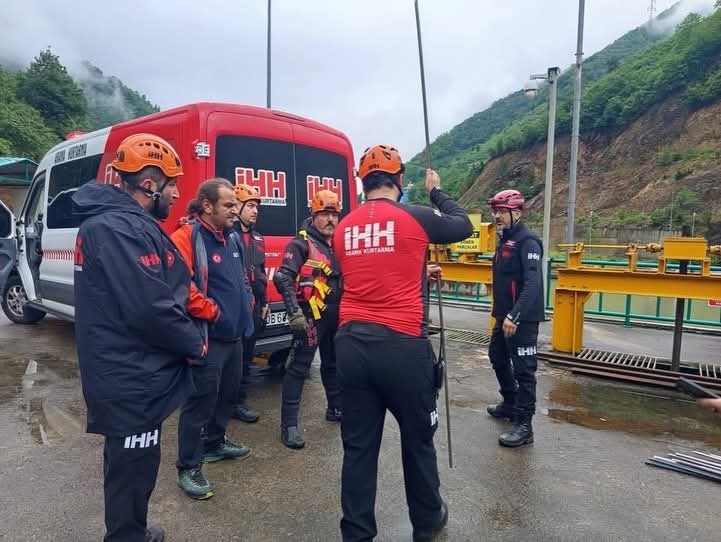 Giresun’da dereye düşen kişiyi arama çalışmaları sürüyor
