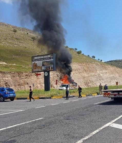 Diyarbakır’da seyir halindeki kamyonet alev topuna döndü