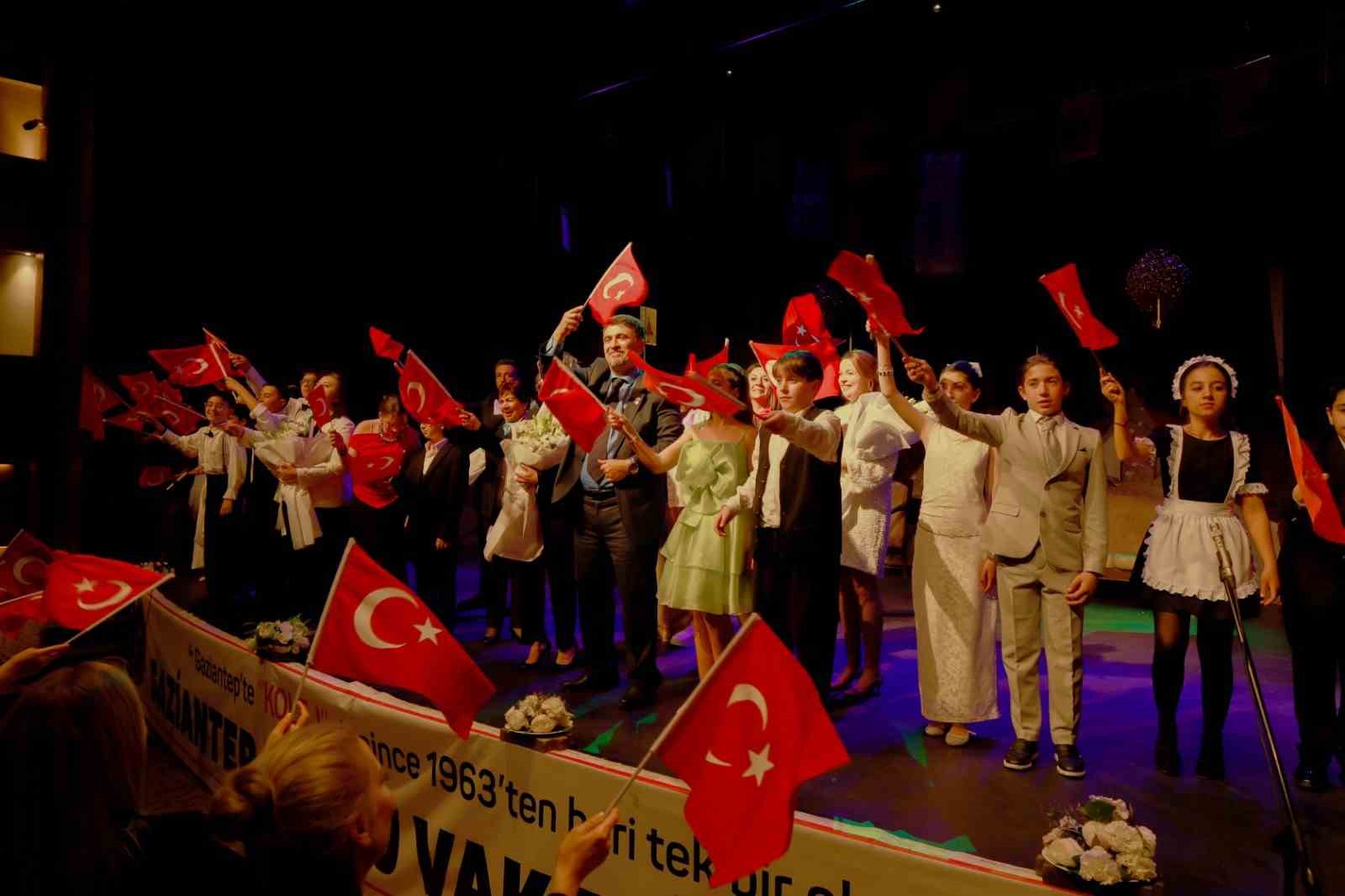 GKV’li öğrencilerden dev prodüksiyon: "Lüküs Hayat" ayakta alkışlandı