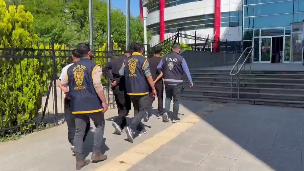 Çaldıkları paralarla dövme yapmışlar