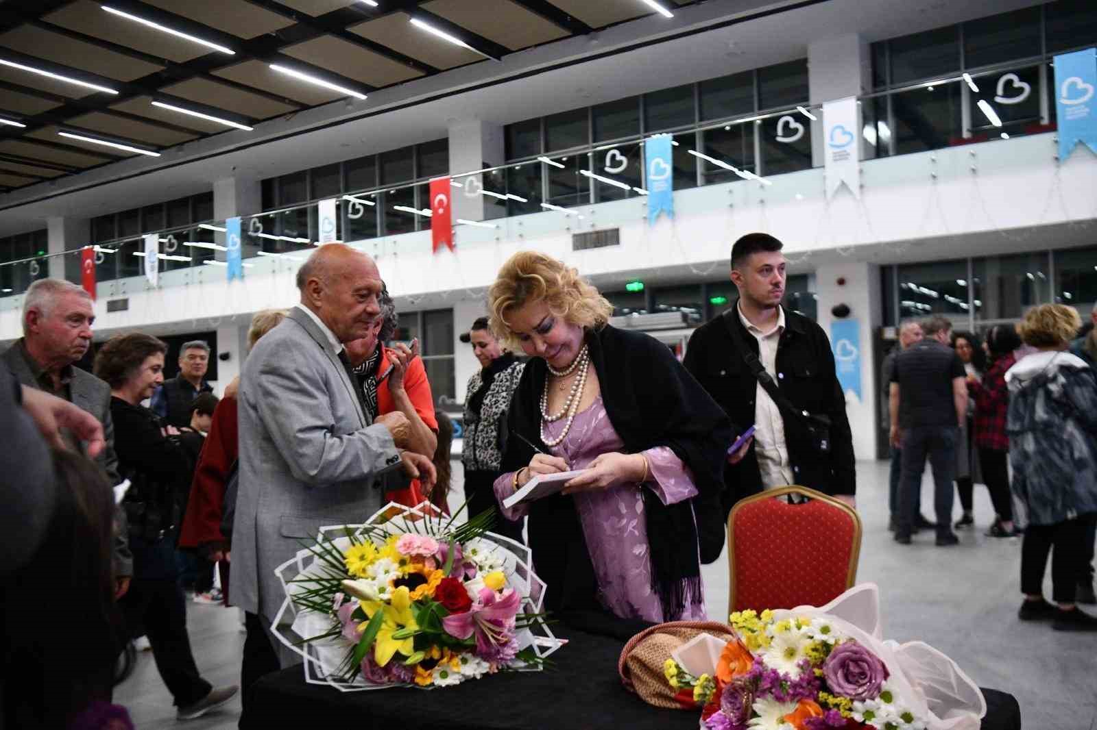 Dünyaca ünlü piyanist Gülsin Onay, Balıkesir’de sahne aldı