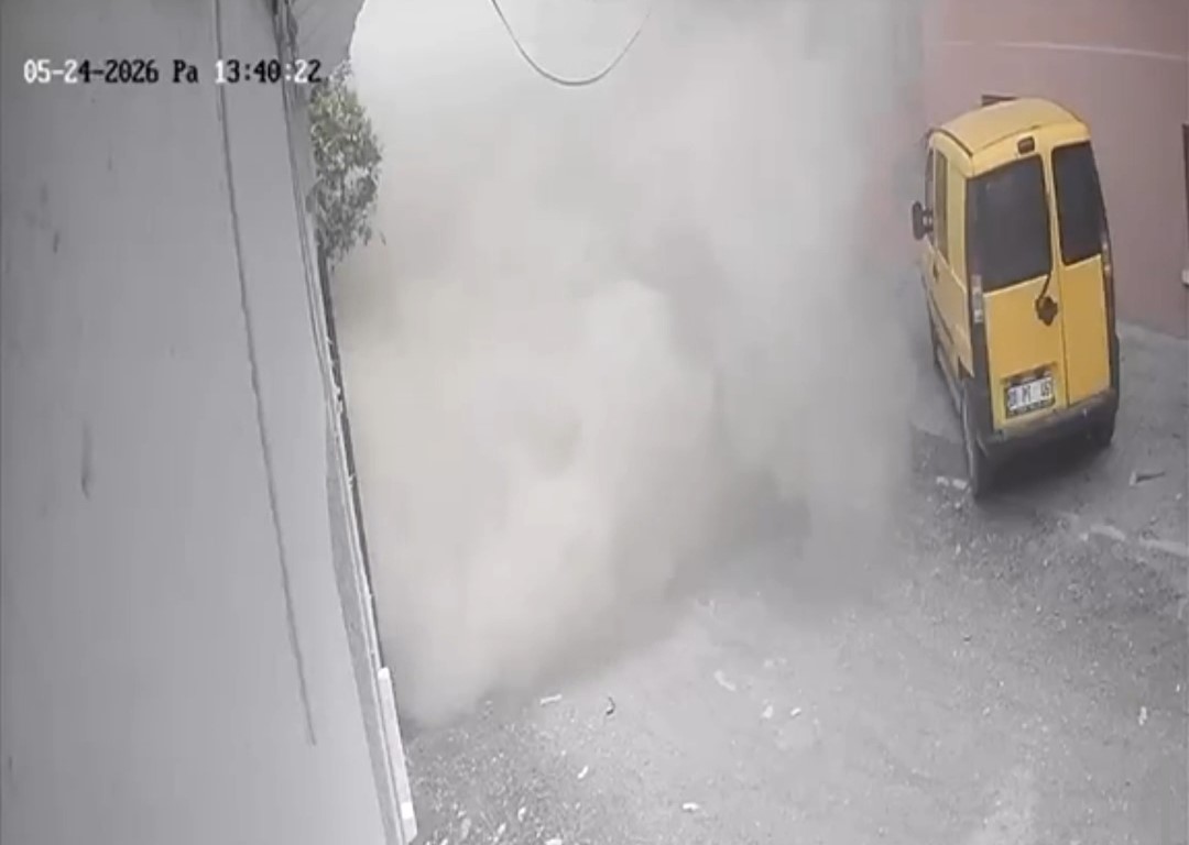 Sağanak ve deprem sonrası metruk binanın bir kısmı yıkıldı
