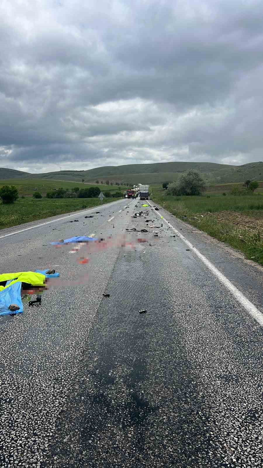 Motosiklet sürücüsü girdiği tırın altında feci şekilde can verdi