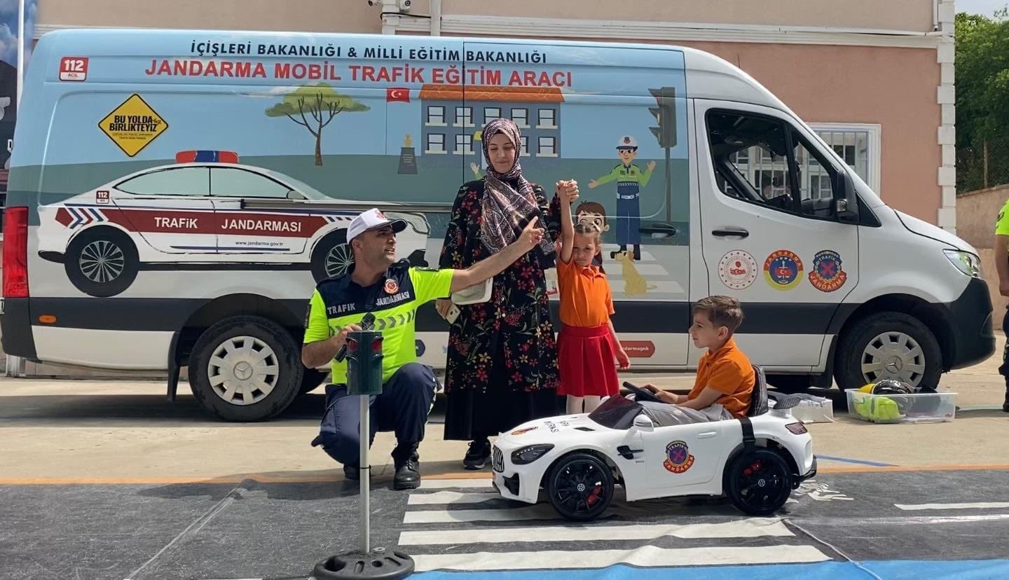 Üsküplü minik öğrenciler trafik güvenliğini jandarmadan öğrendi
