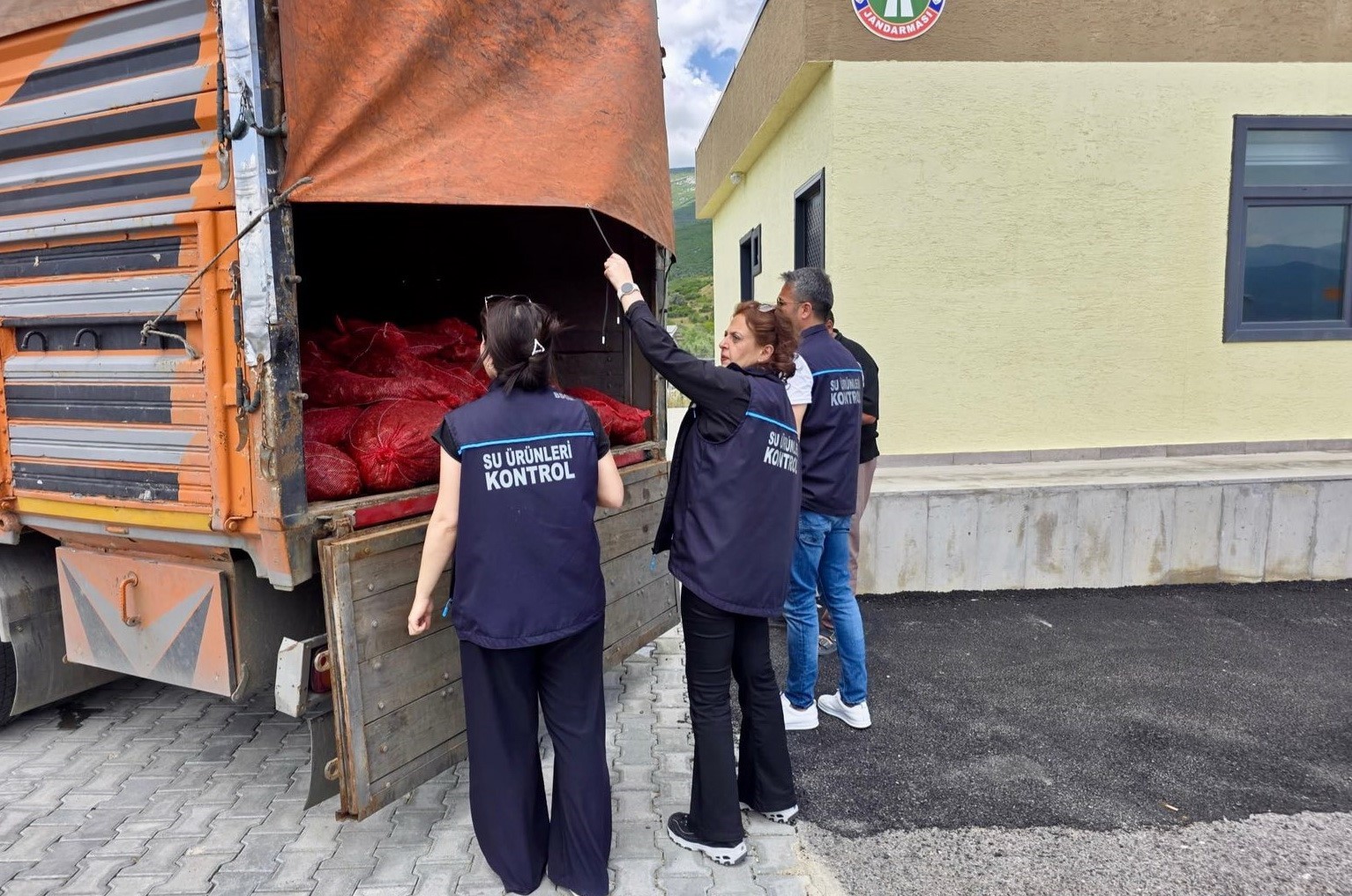 İzmir’de yasa dışı su ürünleri avcılarına ağır darbe: 7 ton kaçak midye ele geçirildi