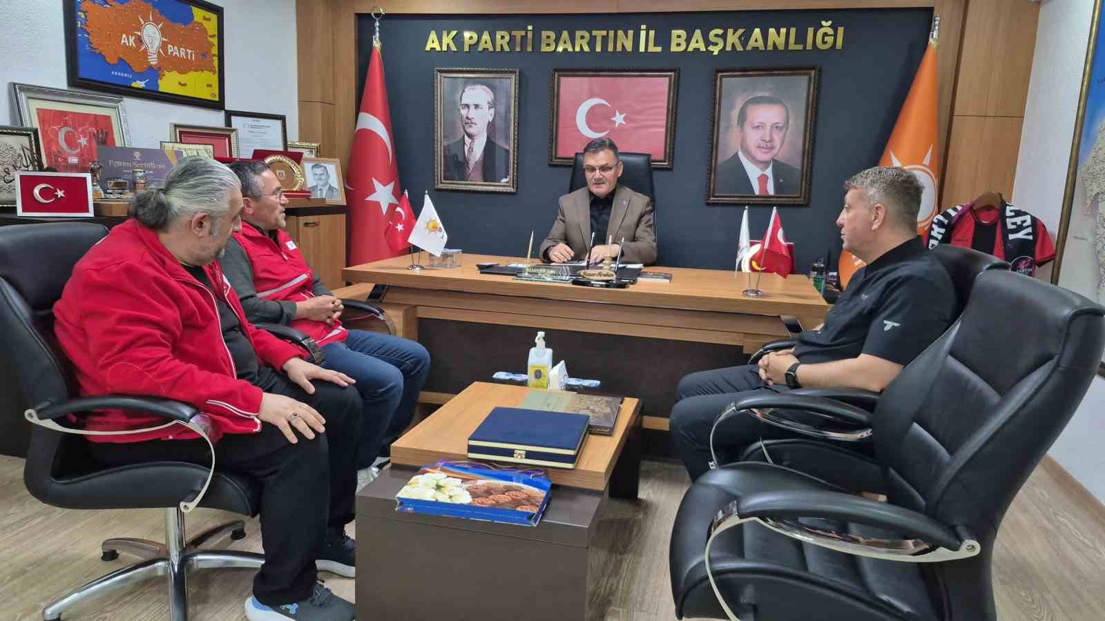 Bartın protokolü kurban bağışını Kızılay’a yaptı