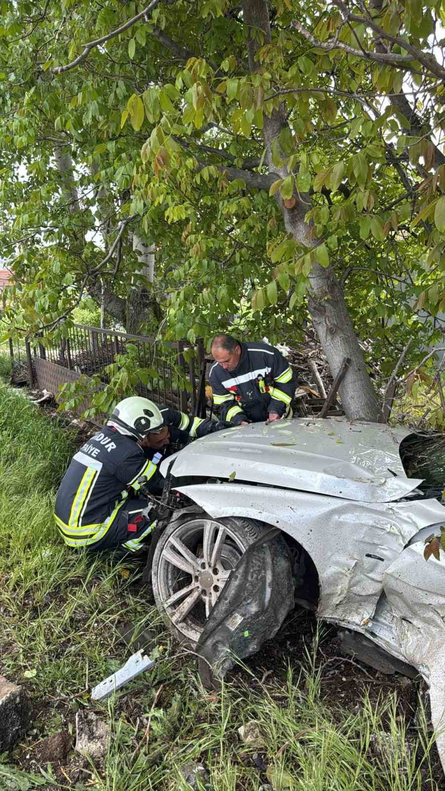 Burdur’da kontrolden çıkan otomobil ağaca çarptı
