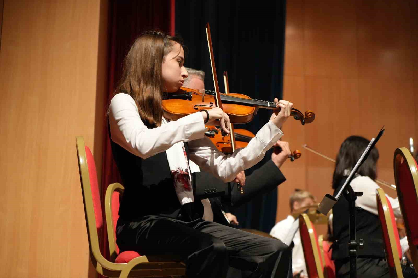 Edirne Lisesi&rsquo;nden hafızalara kazınan gece: Gen&ccedil; yetenekler ayakta alkışlandı
