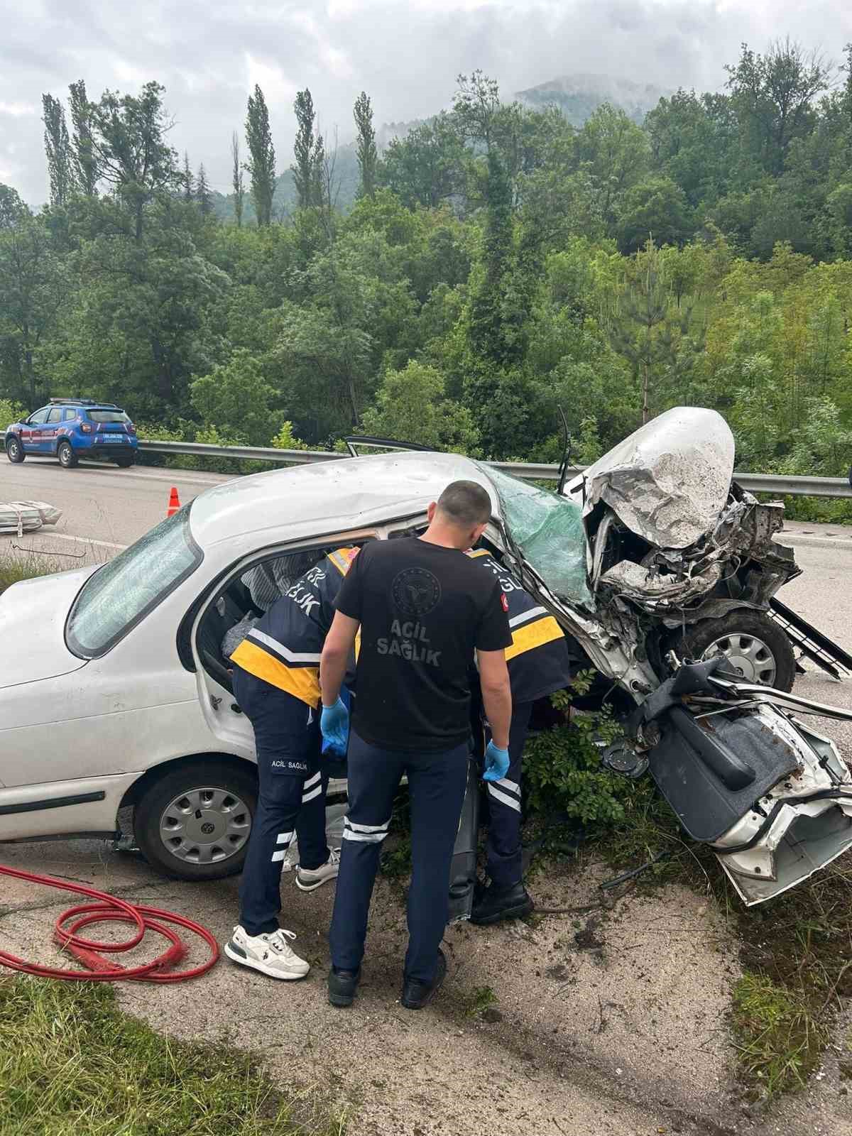 Tokat’ta kazada hurdaya dönen otomobildeki 5 kişi yaralandı