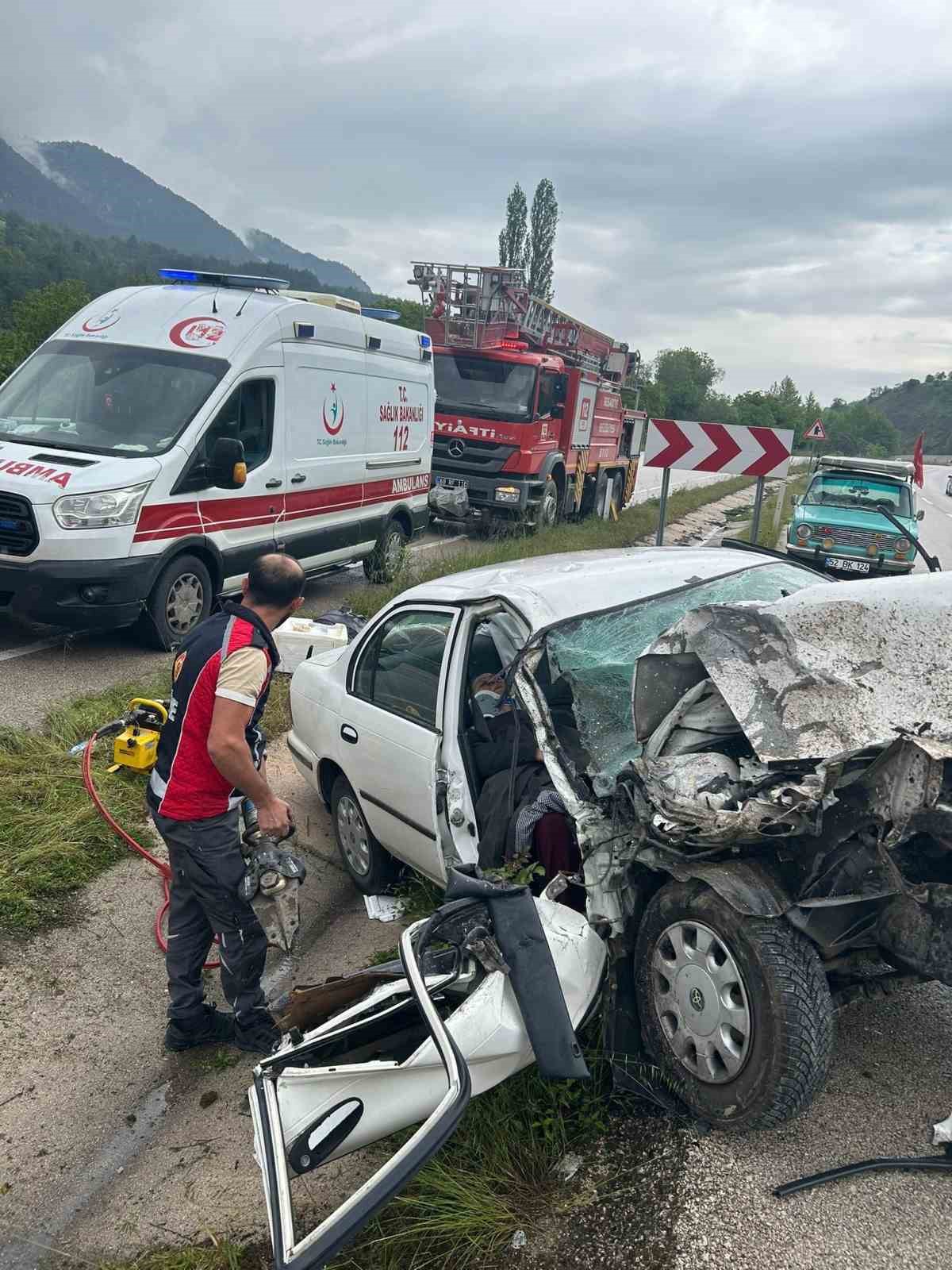 Tokat&rsquo;ta kazada hurdaya d&ouml;nen otomobildeki 5 kişi yaralandı
