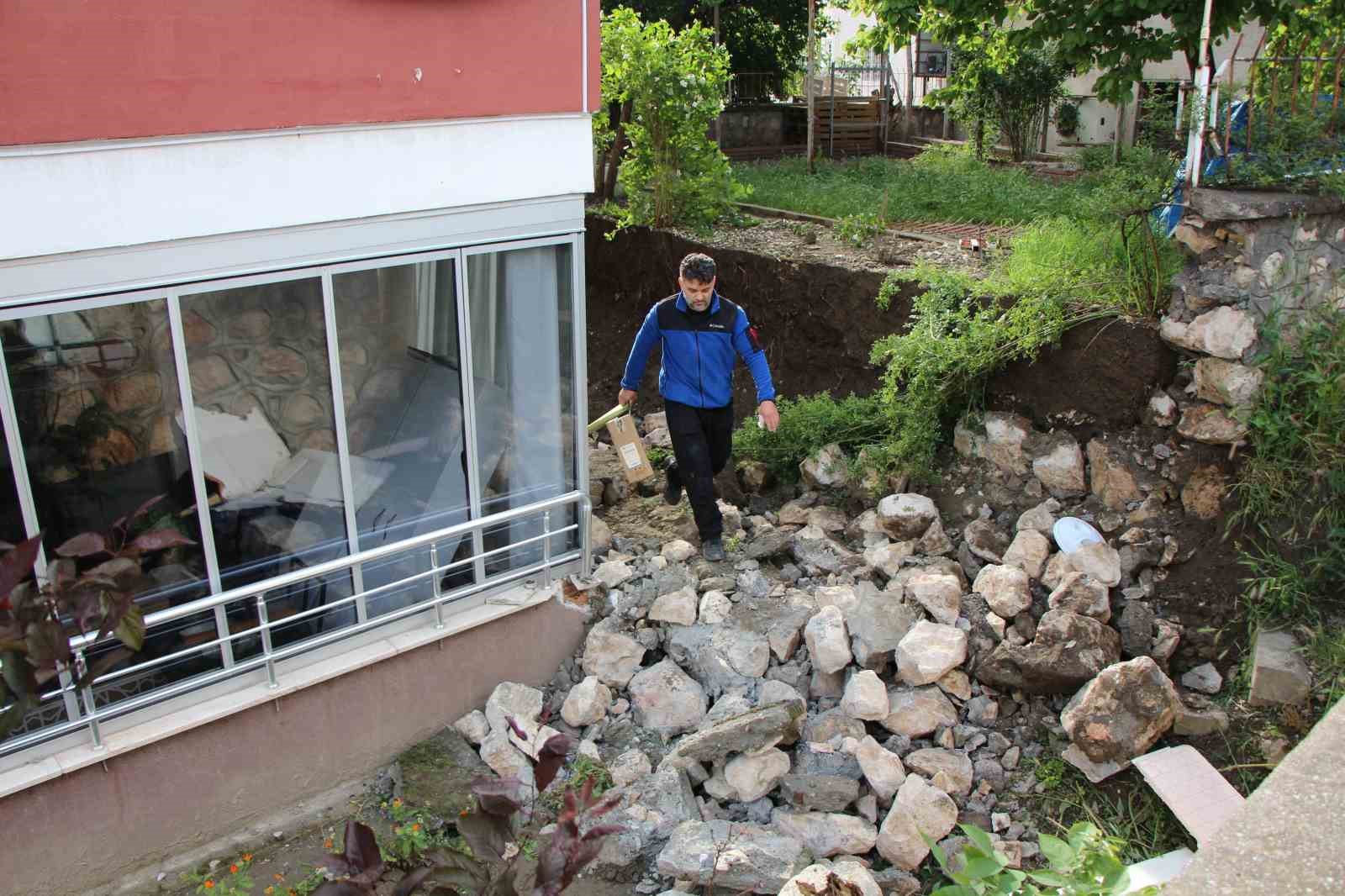 Amasya’da duvar yıkıldı, gürültüyü duyanlar deprem sandı