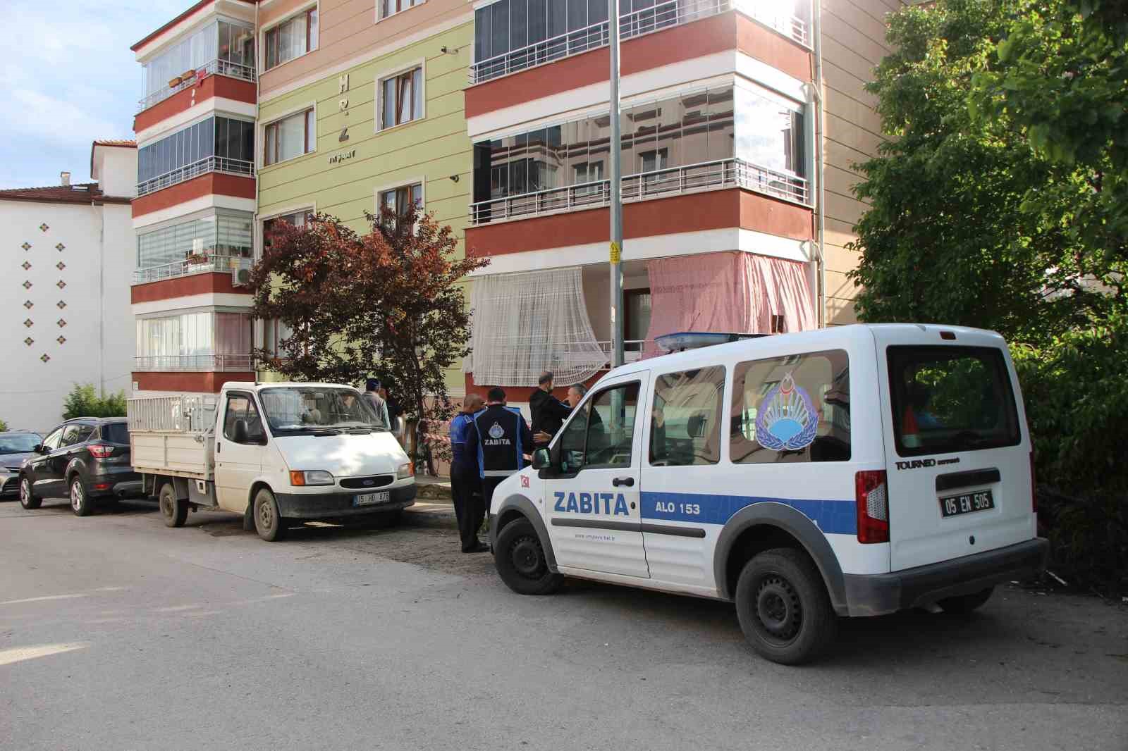 Amasya&rsquo;da duvar yıkıldı, g&uuml;r&uuml;lt&uuml;y&uuml; duyanlar deprem sandı
