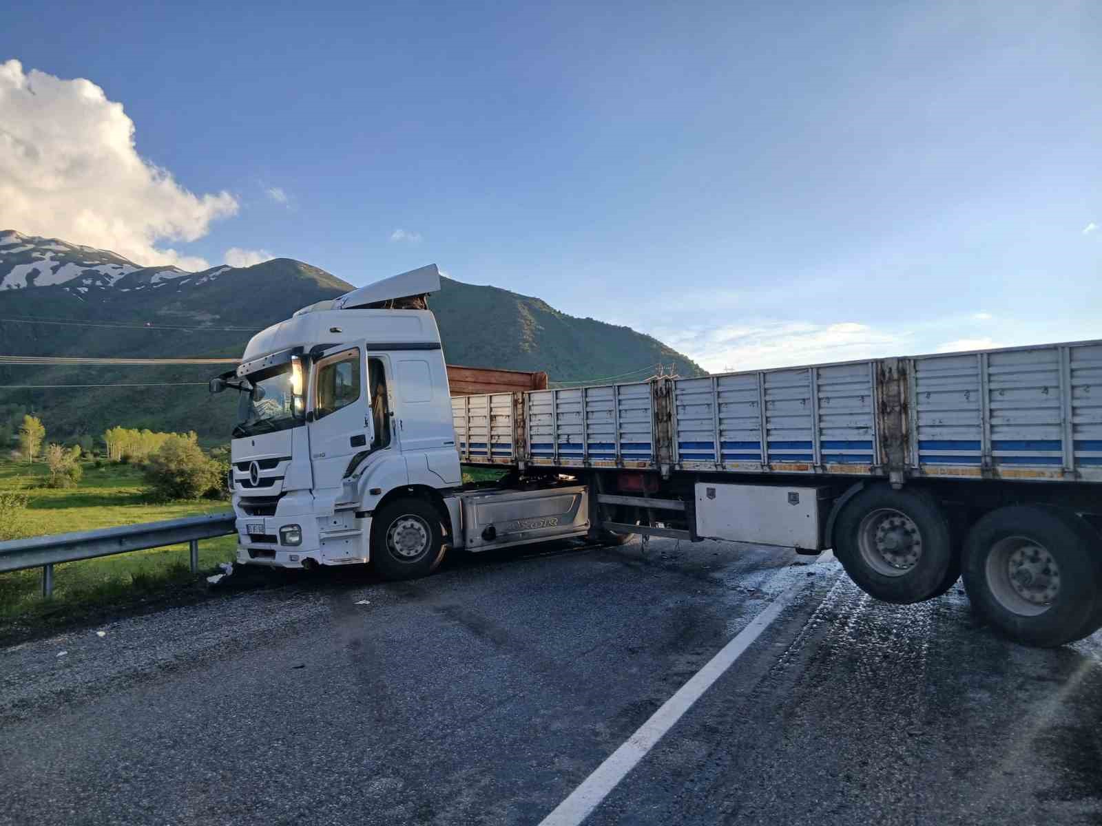 Tatvan-Van Karayolu’nda korkutan kaza: 1’i ağır 6 yaralı
