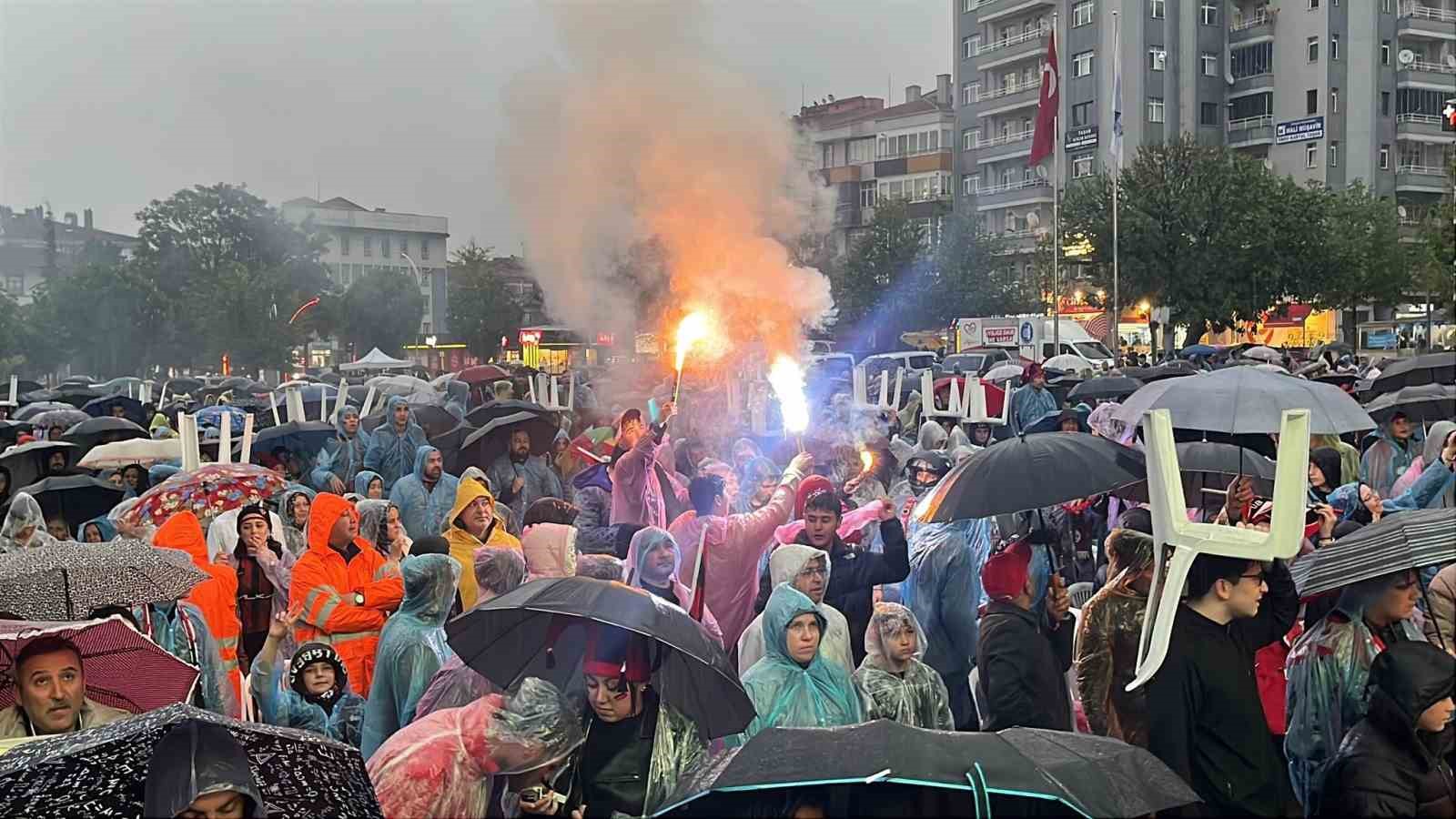 Çorum FK taraftarları final maçını yağmur altında izledi