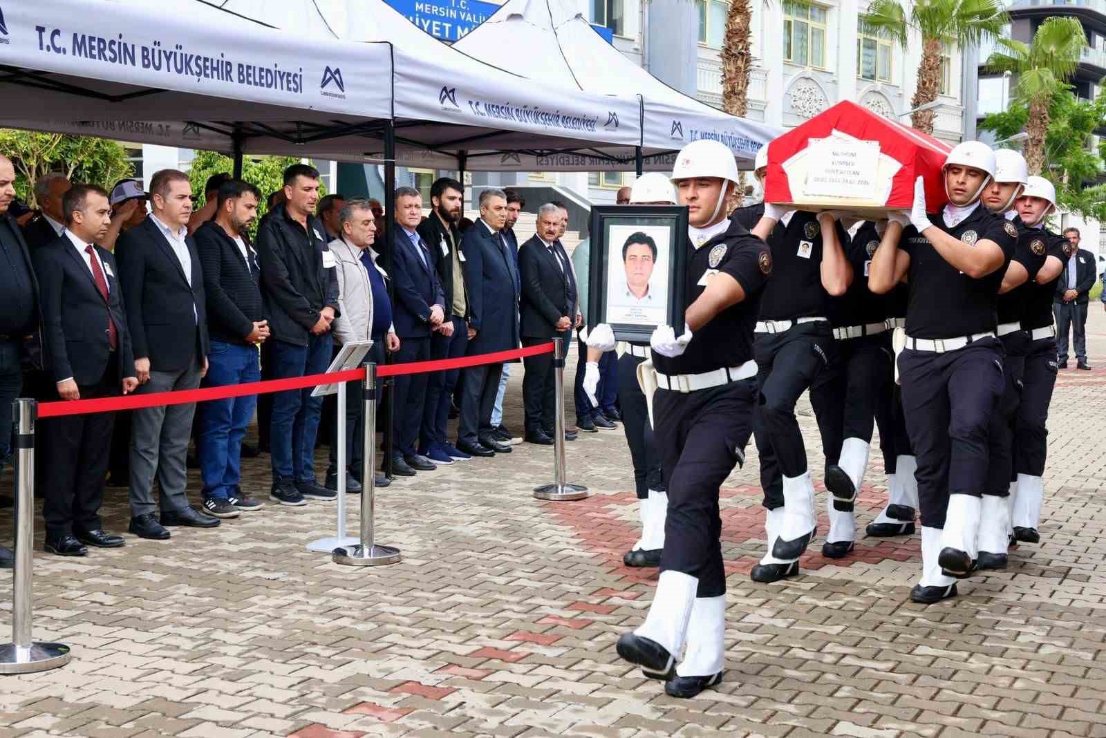 Kalp krizine yenilen komiserin naaşı memleketi Diyarbakır&rsquo;a g&ouml;nderildi

