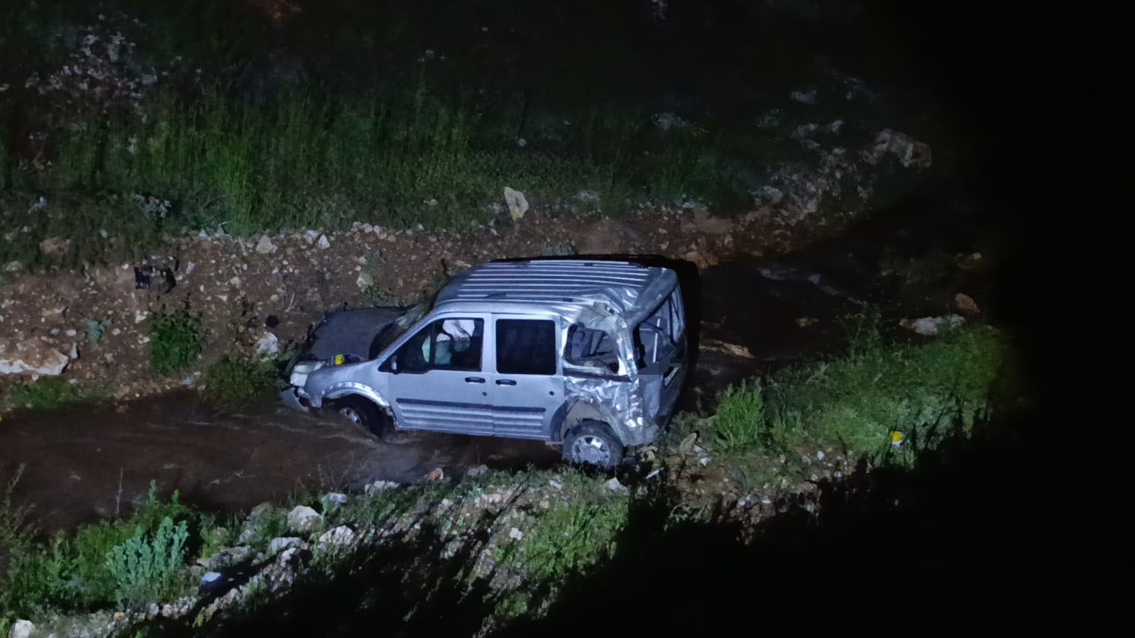 Malatya’da hafif ticari araç dereye uçtu: 1 yaralı