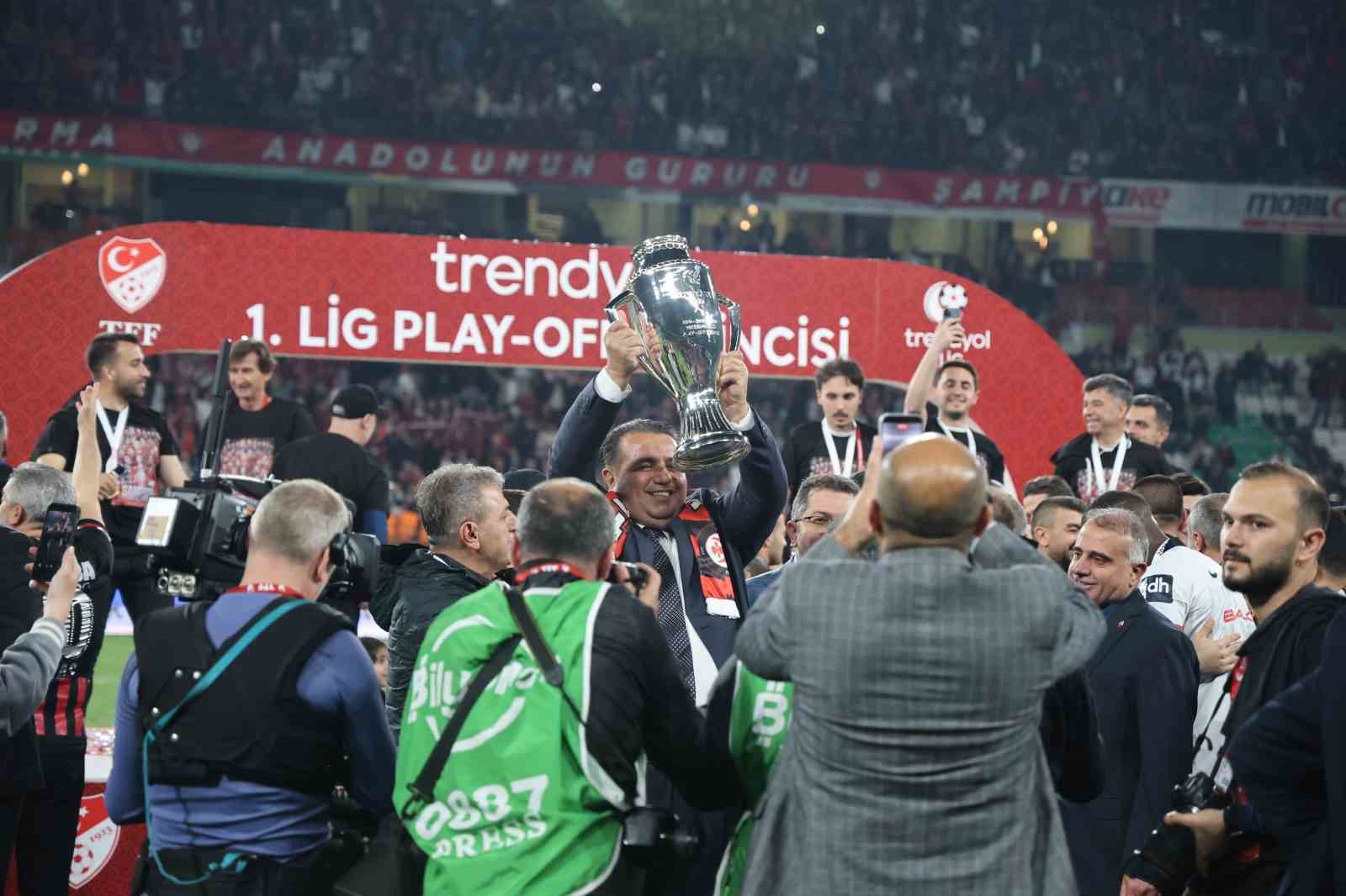 Trendyol 1. Lig play-off şampiyonu Çorum FK kupasına kavuştu
