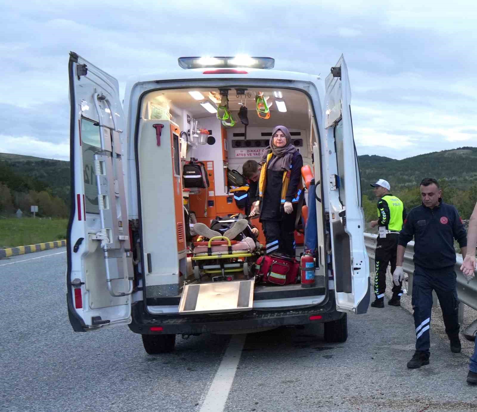 Bayram tatili yolunda kaza: Takla atan otomobildeki 4 kişi yaralandı
