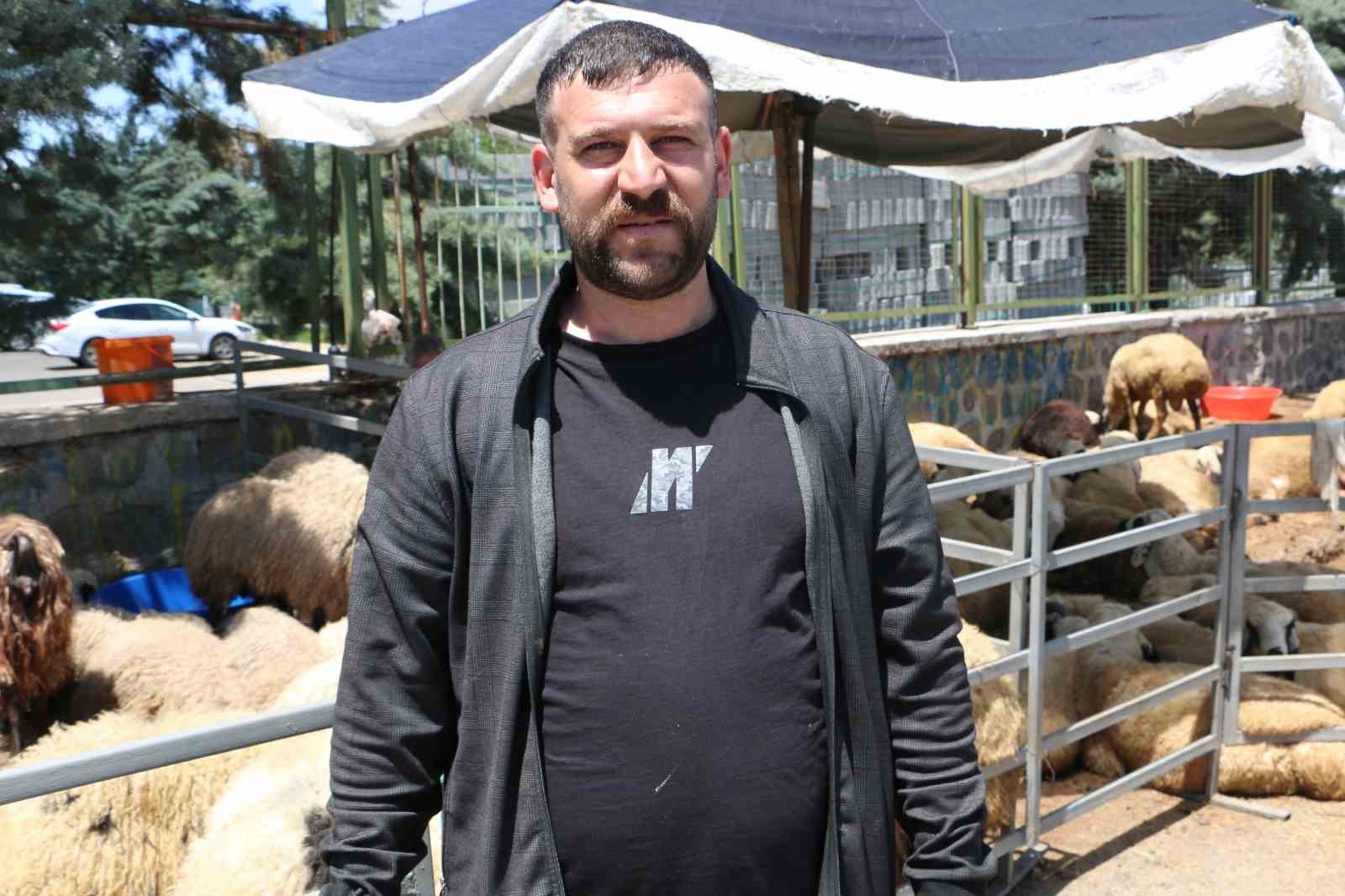 Kurban pazarında sessizlik: Satıcılar son günleri bekliyor
