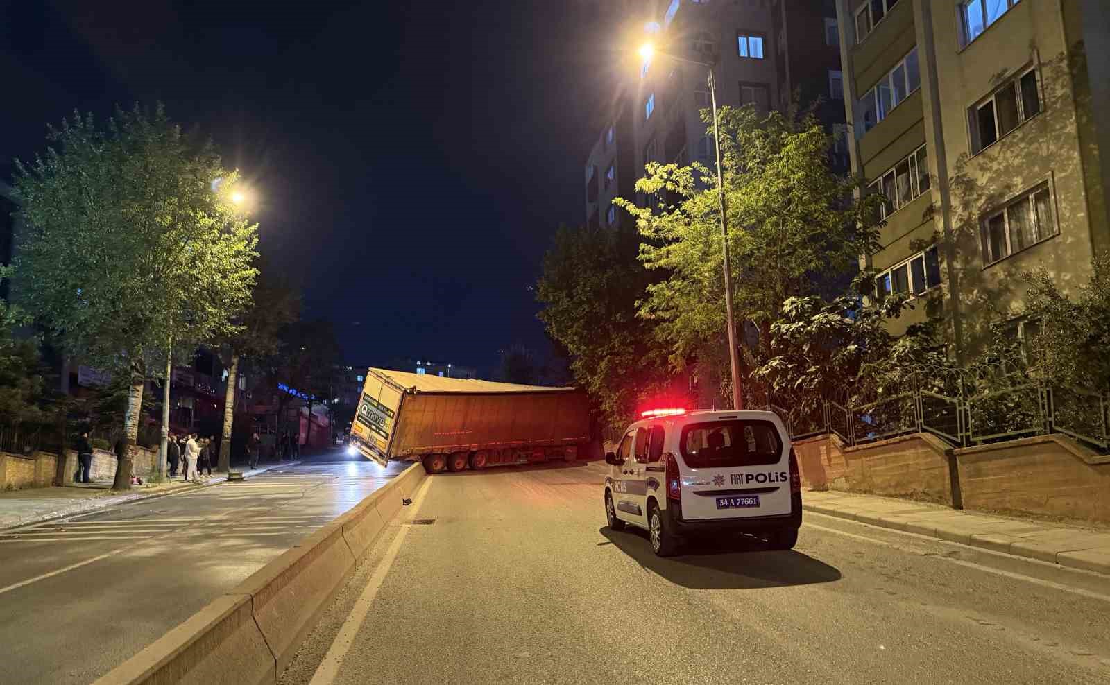 Küçükçekmece’de palet yüklü tır refüjde yan yattı