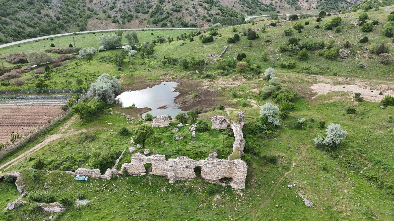 8 asırlık kervansaray zamana direniyor