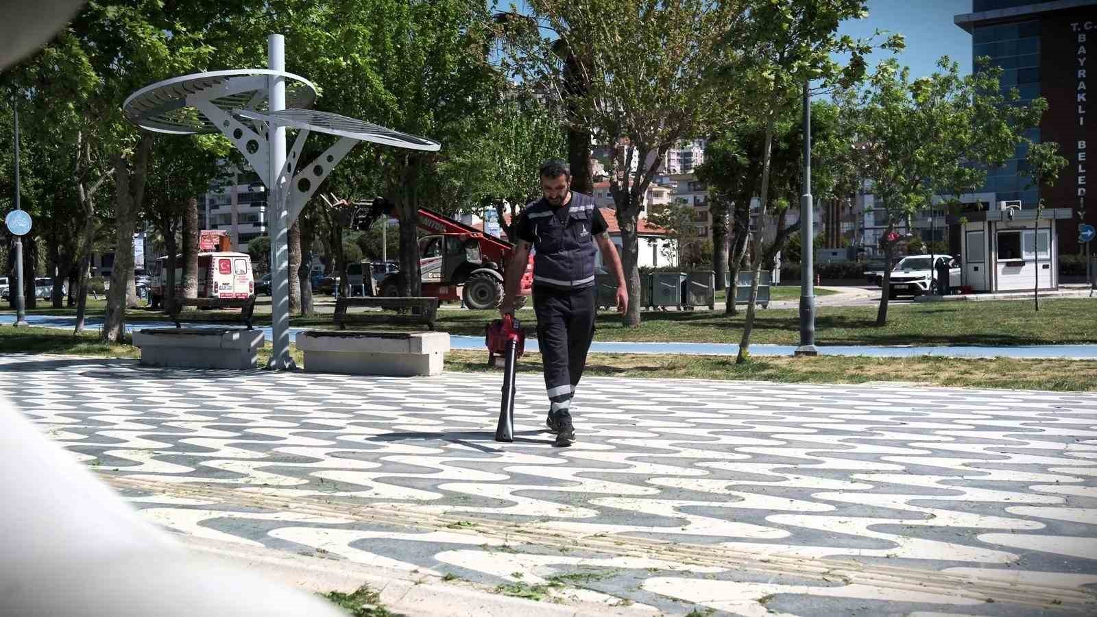 Bayram öncesi İzmir’in parklarında yoğun mesai