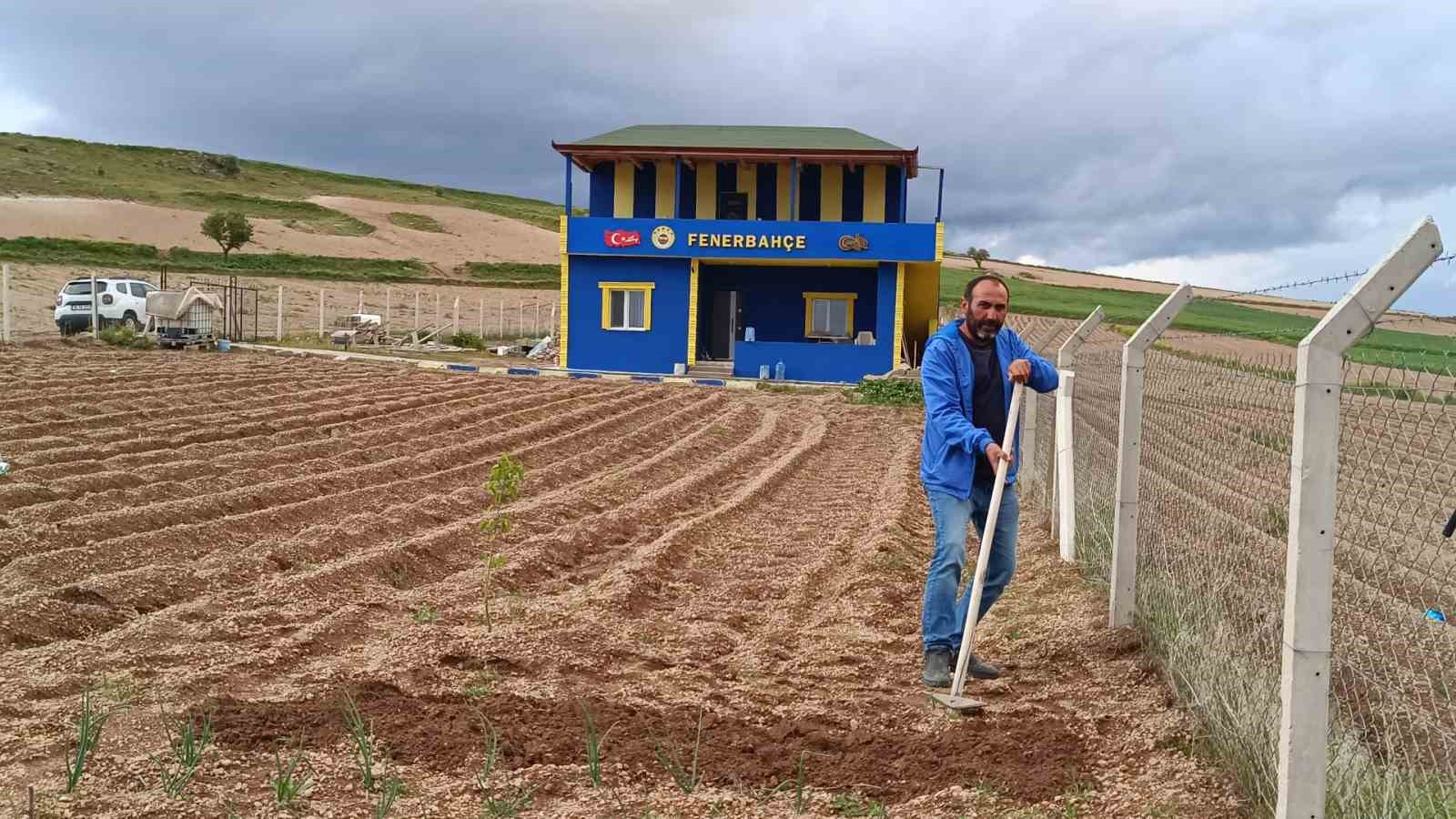 Fenerbah&ccedil;e taraftarı, hayalini kurduğu evi yaptı
