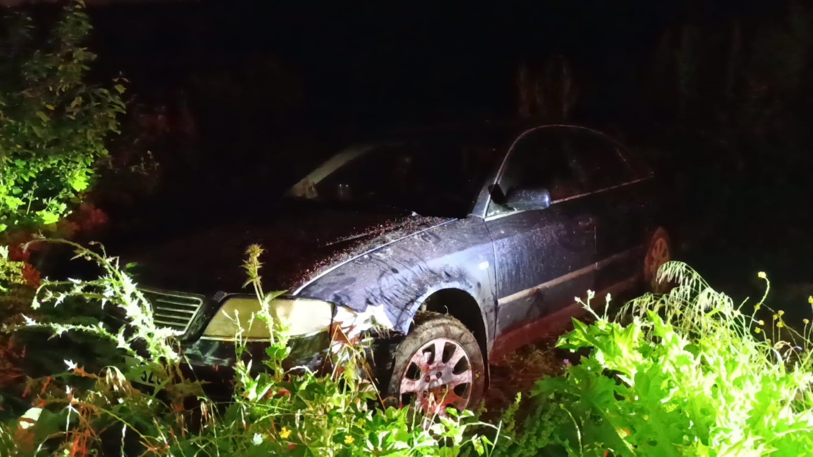 Tarlaya uçtuğu otomobilini bırakıp gitti