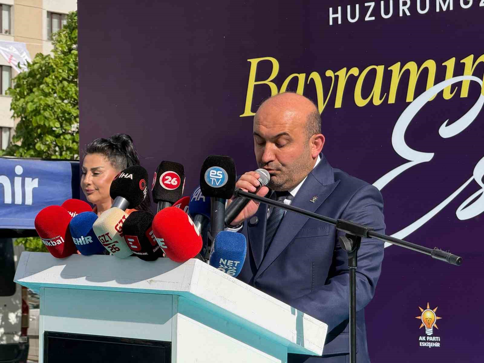 AK Parti Eskişehir İl Başkanı Albayrak: "Adliye önündeki görüntülerden rahatsız oluyorsunuz da dosyalardaki suçlar hiç mi vicdanınızı sızlatmıyor"