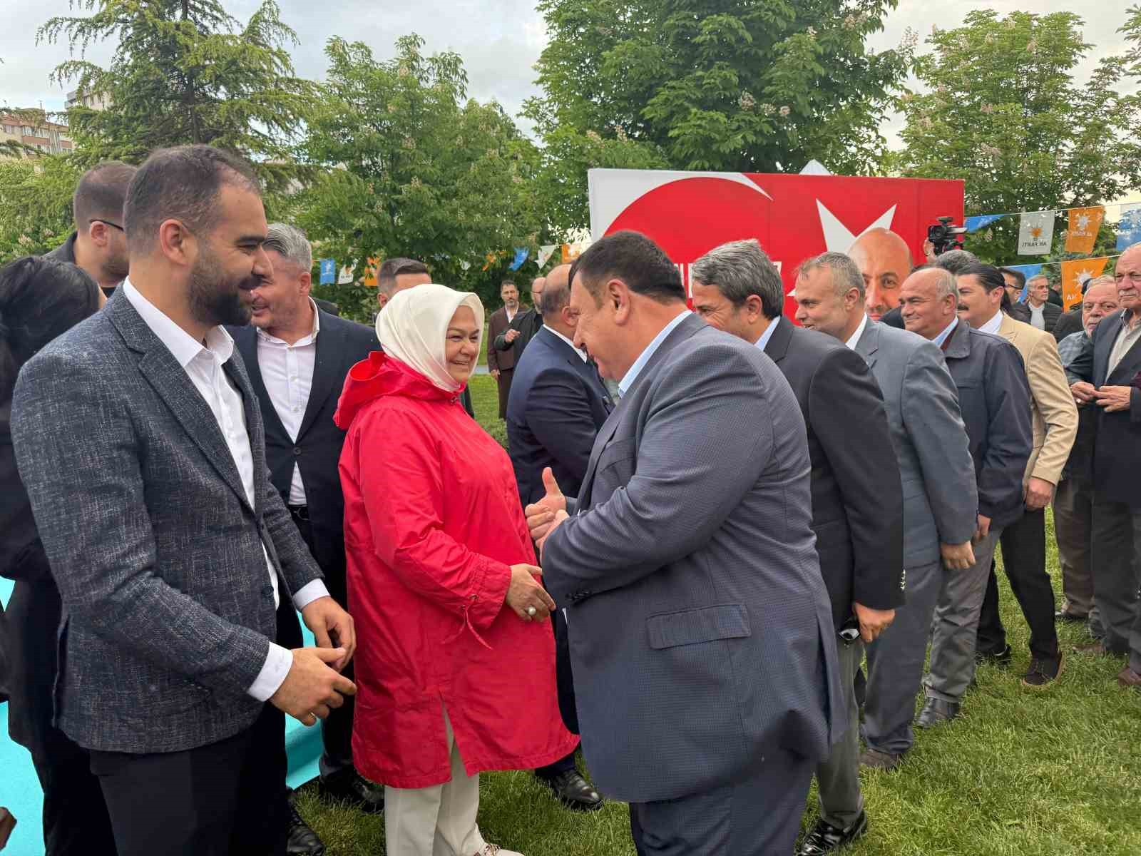 AK Parti Eskişehir İl Başkanı Albayrak: "Adliye önündeki görüntülerden rahatsız oluyorsunuz da dosyalardaki suçlar hiç mi vicdanınızı sızlatmıyor"