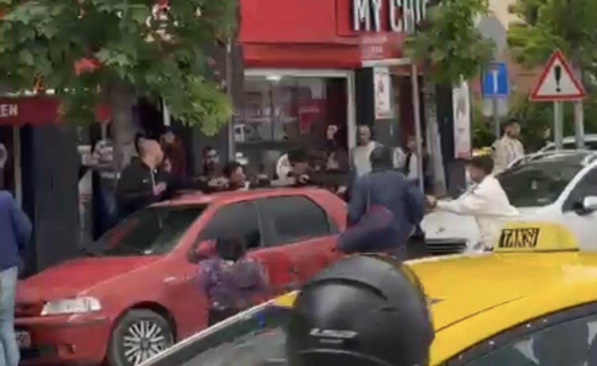 Eskişehir&rsquo;de cadde ortasında kavga
