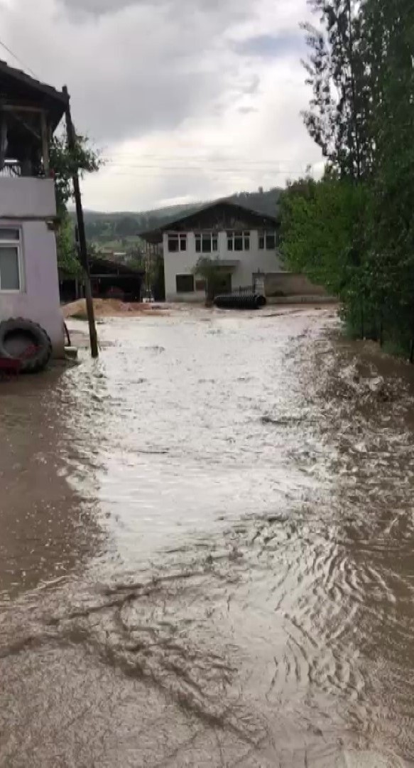 Amasya’da şiddetli yağmur köy yollarını dereye çevirdi