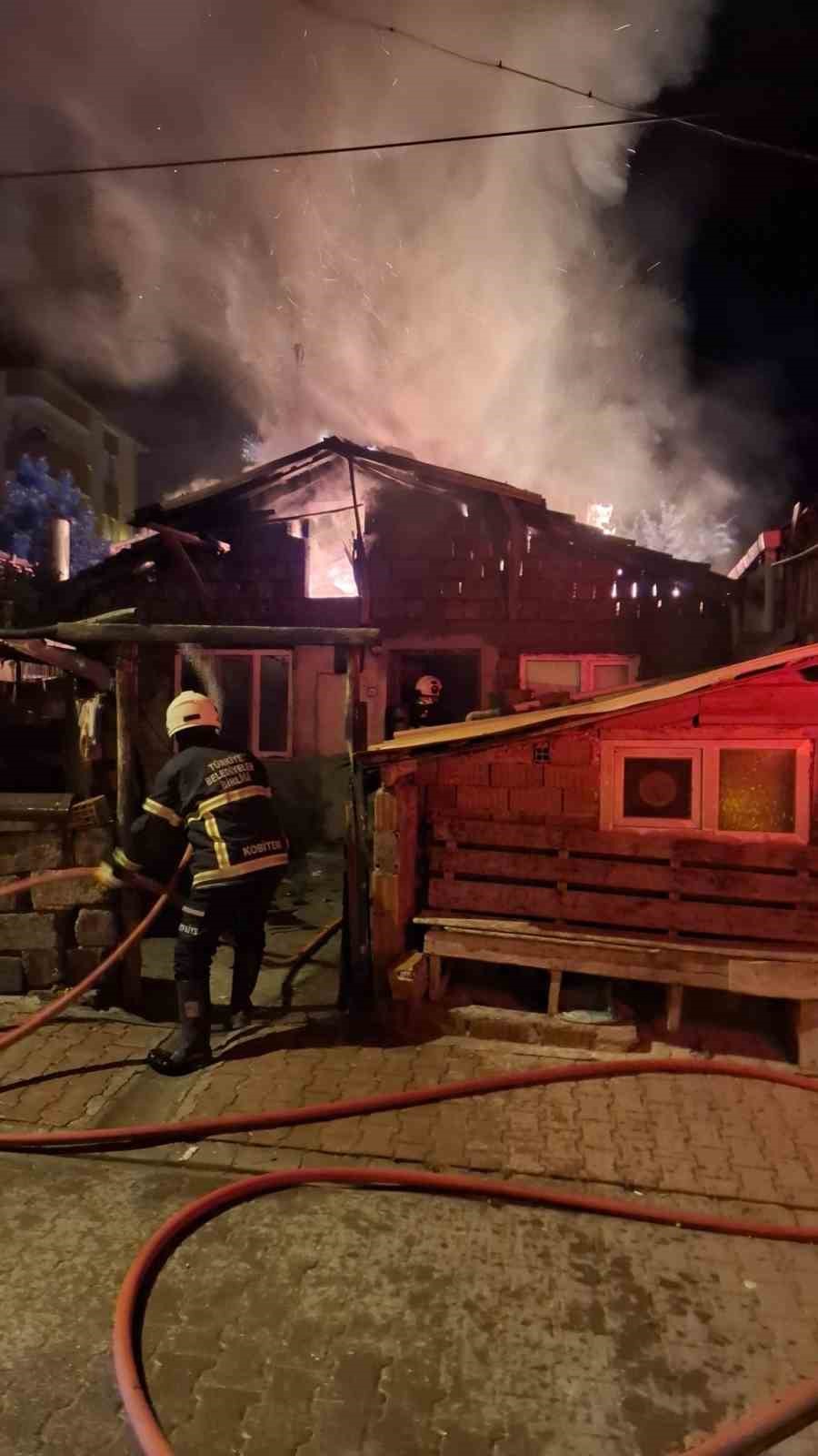 Amasya’da tek katlı evde çıkan yangında alevler geceyi aydınlattı
