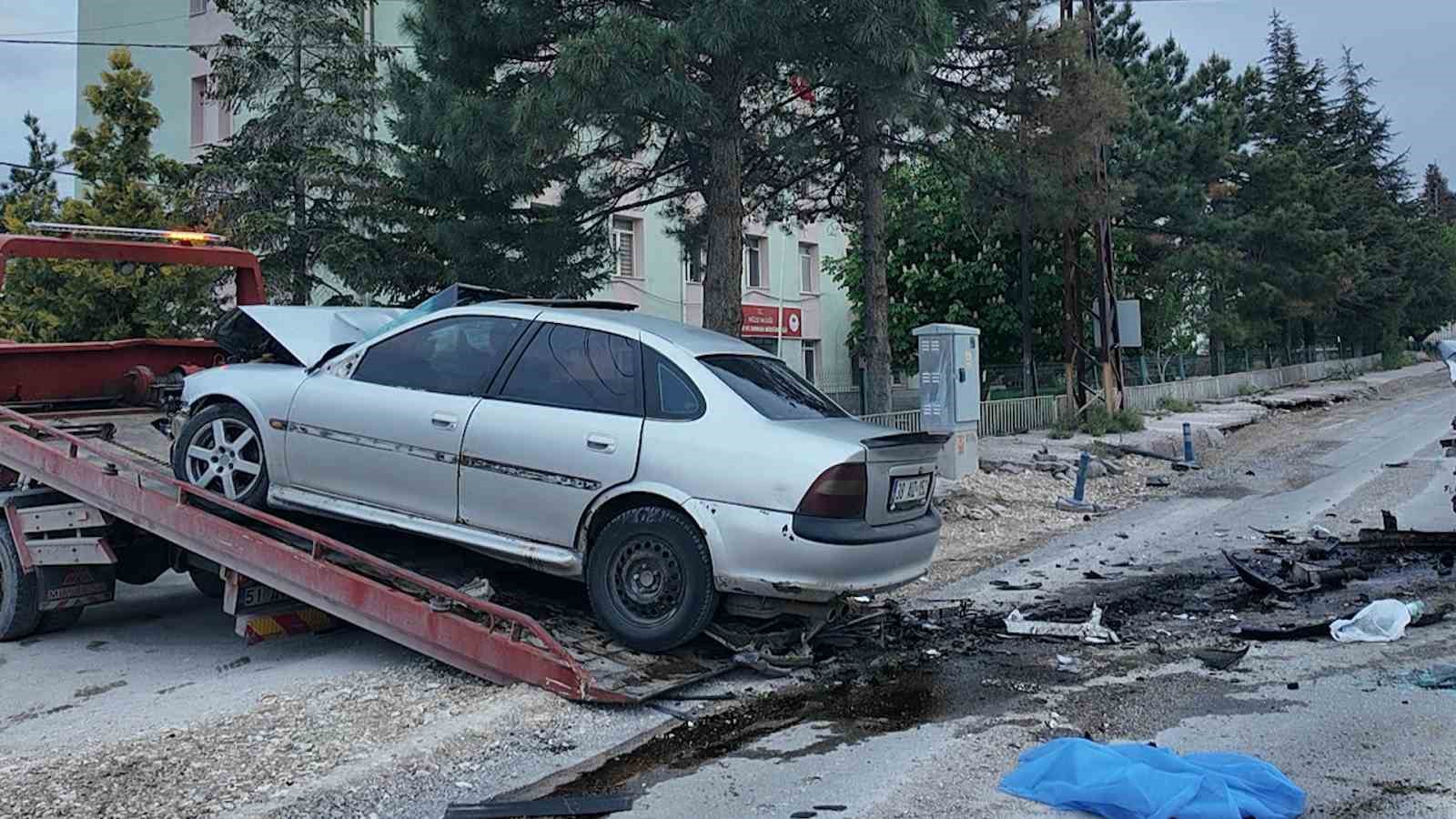 Niğde’de iki otomobilin çarpıştığı kazada 2 kişi hayatını kaybetti
