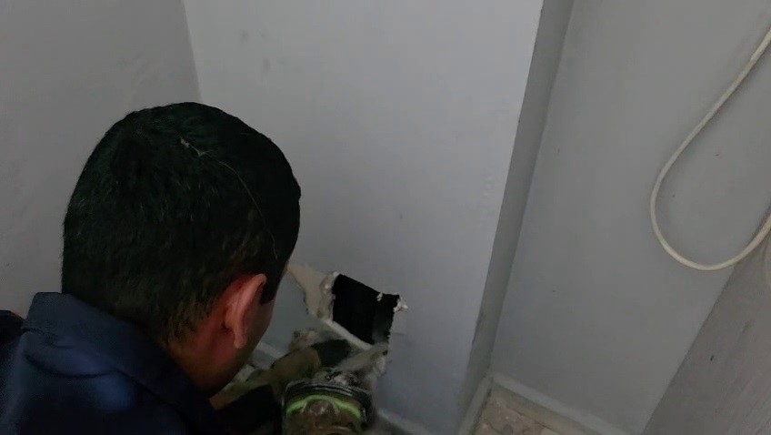Yavru kediler duvarın kırılmasıyla kurtarıldılar
