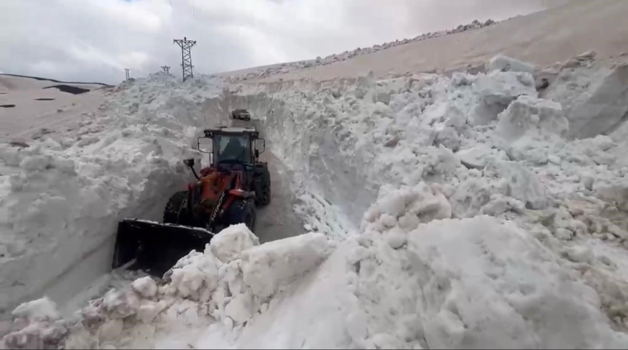 Şırnak&rsquo;ta karla m&uuml;cadele &ccedil;alışmaları 7 aydır s&uuml;r&uuml;yor
