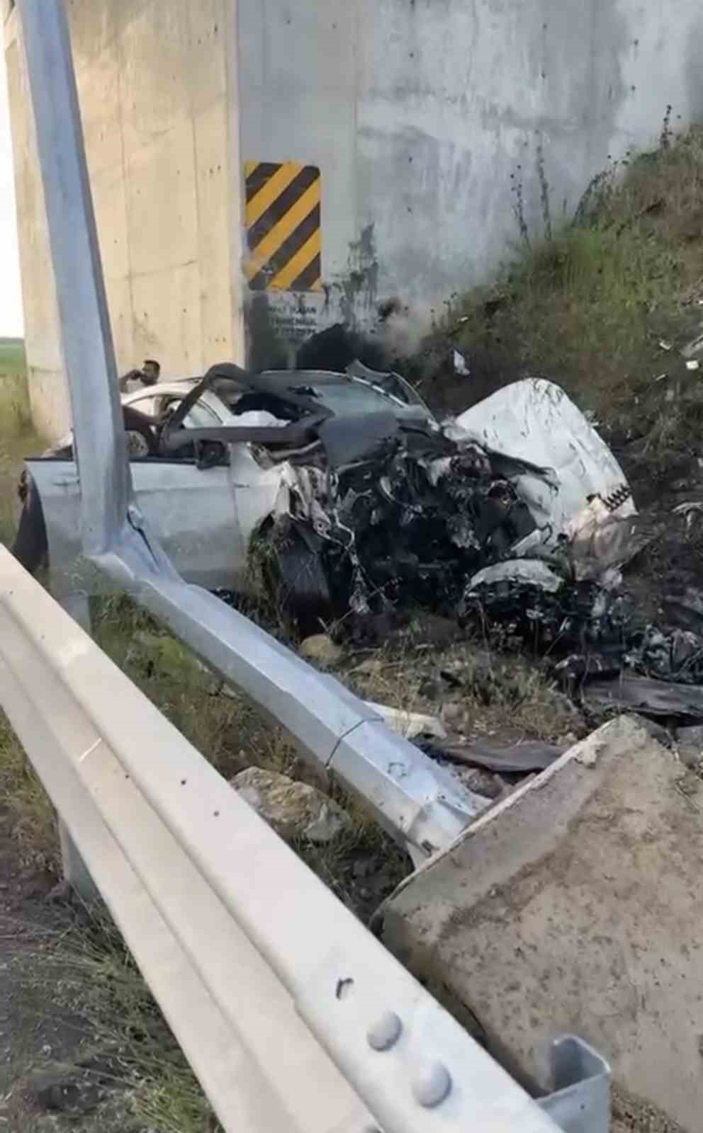Otomobil direğe &ccedil;arptı: 1 &ouml;l&uuml;, 1 yaralı
