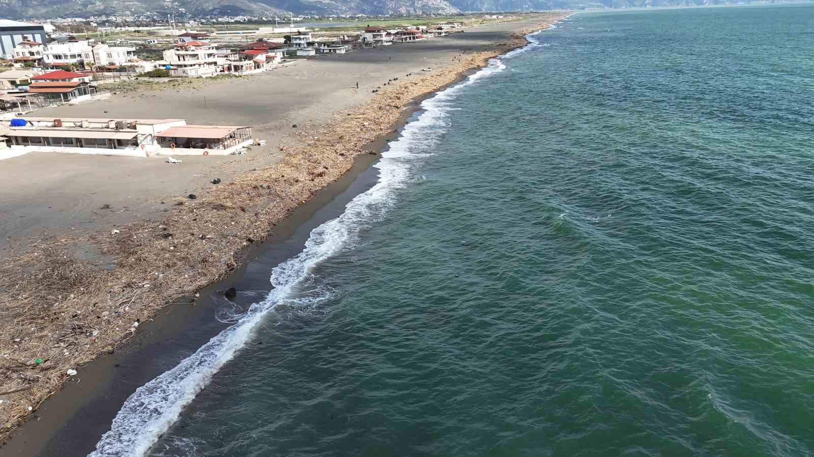 Sel felaketinin ardından sahil şeridi odun ve atıklarla kaplandı