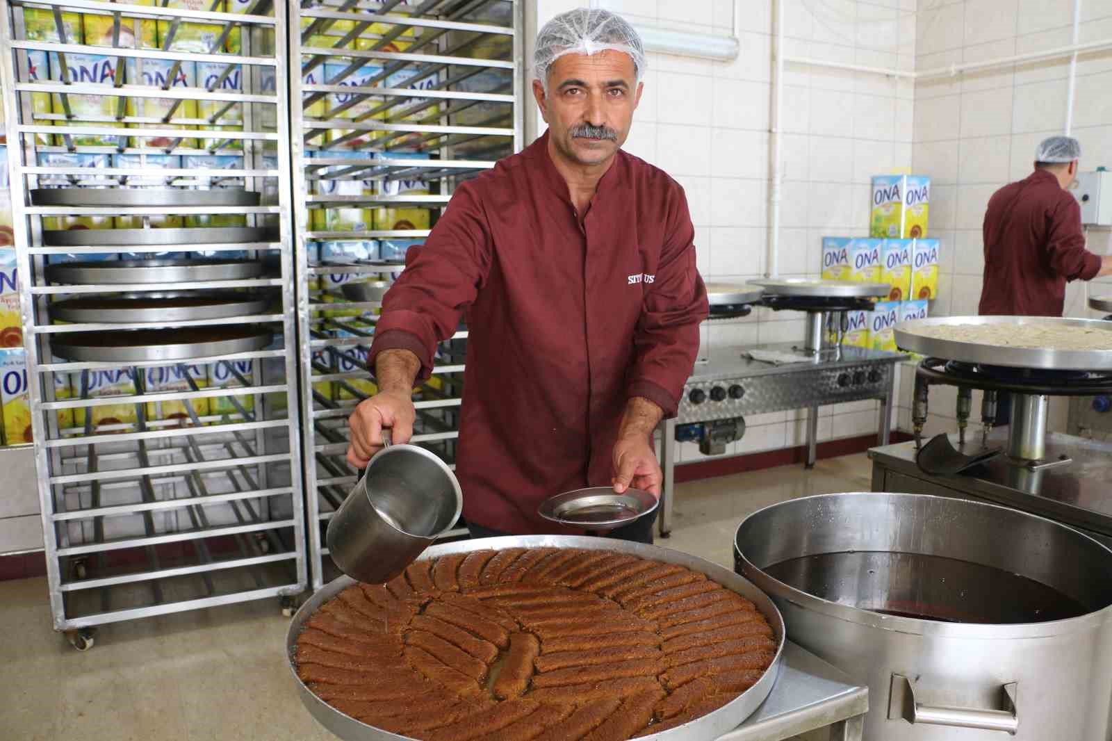 Diyarbakır&rsquo;da tatlıcıların bayram mesaisi
