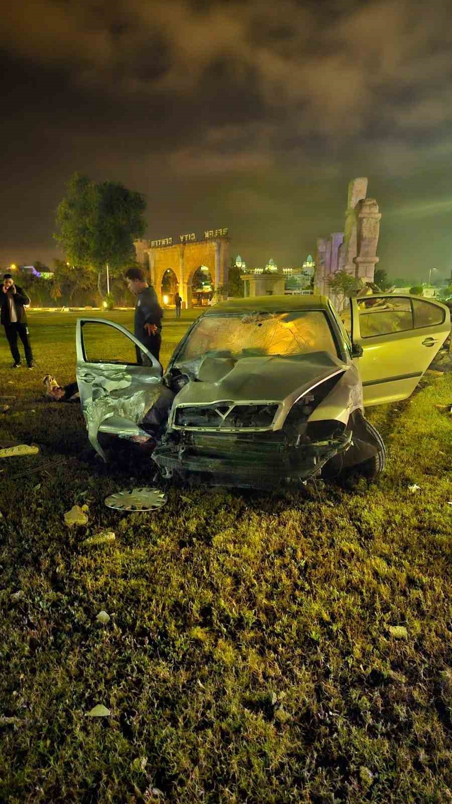 Kontrolden çıkan otomobil dekoratif surlara çarptı: 4 yaralı
