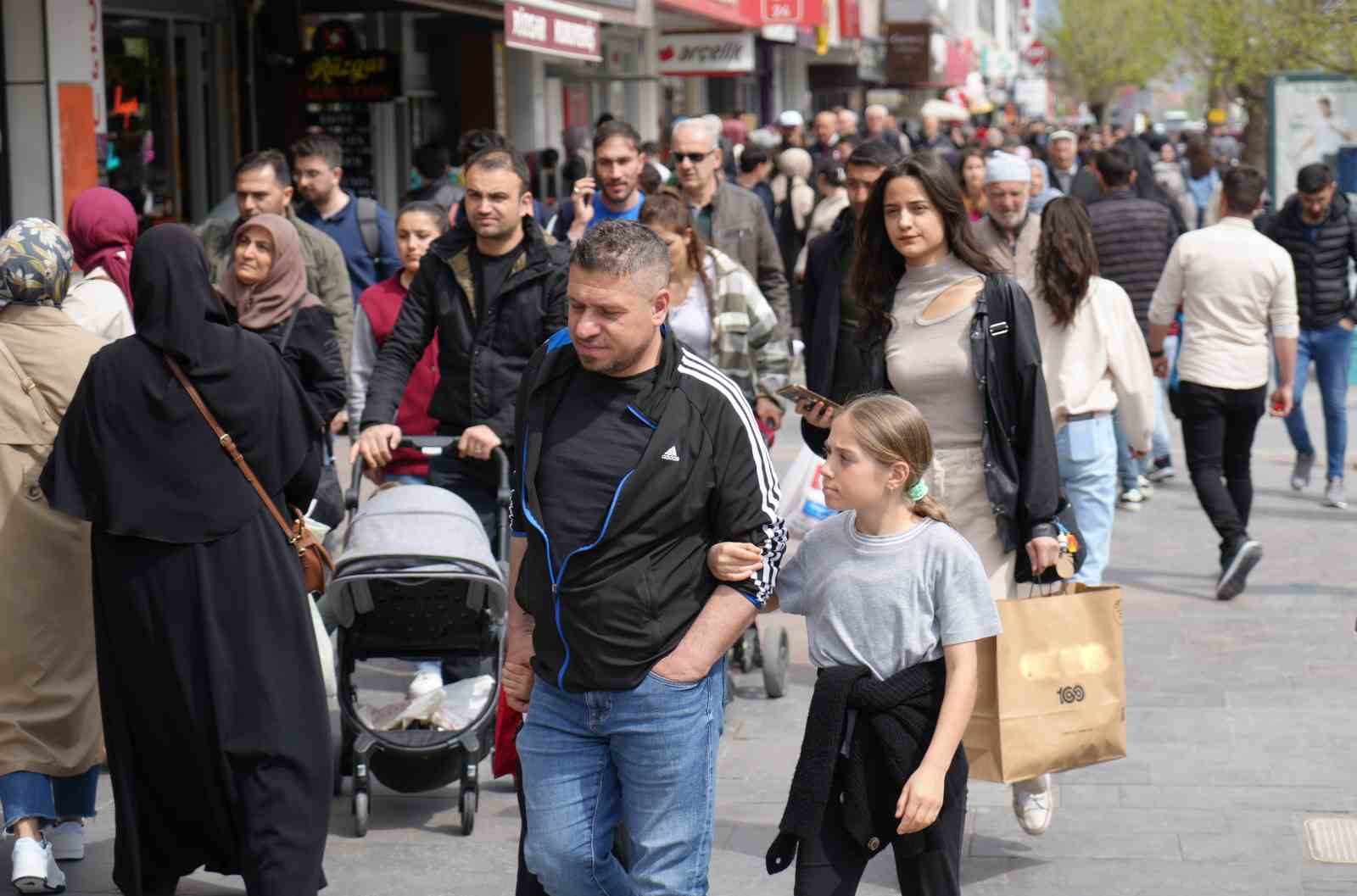 Erzincan’da bayram alışverişi yoğunluğu yaşanıyor