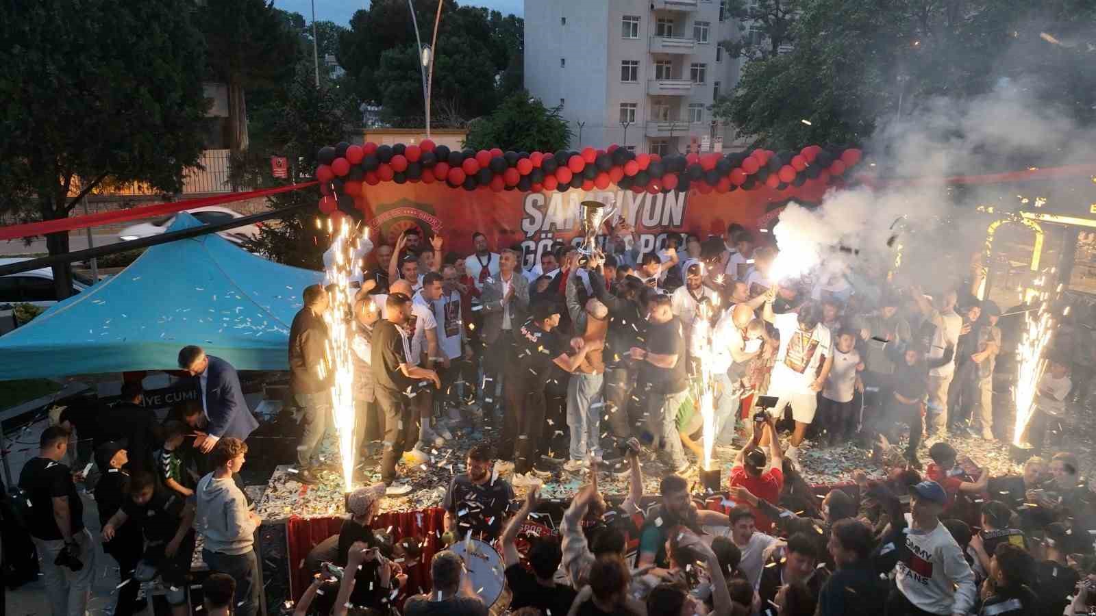 Şampiyon Gölcükspor, kupasıyla kente döndü
