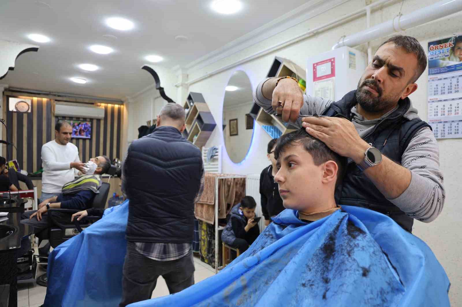 Elazığ&rsquo;da berberlerin bayram mesaisi başladı
