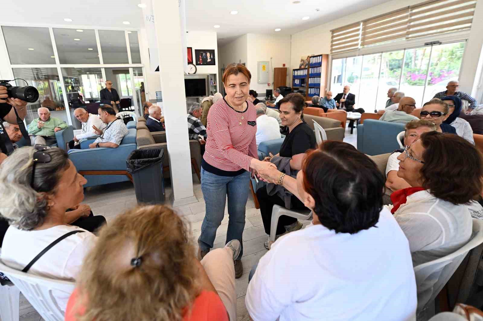 Mersin&rsquo;de emekliler bayram sevincinde buluştu
